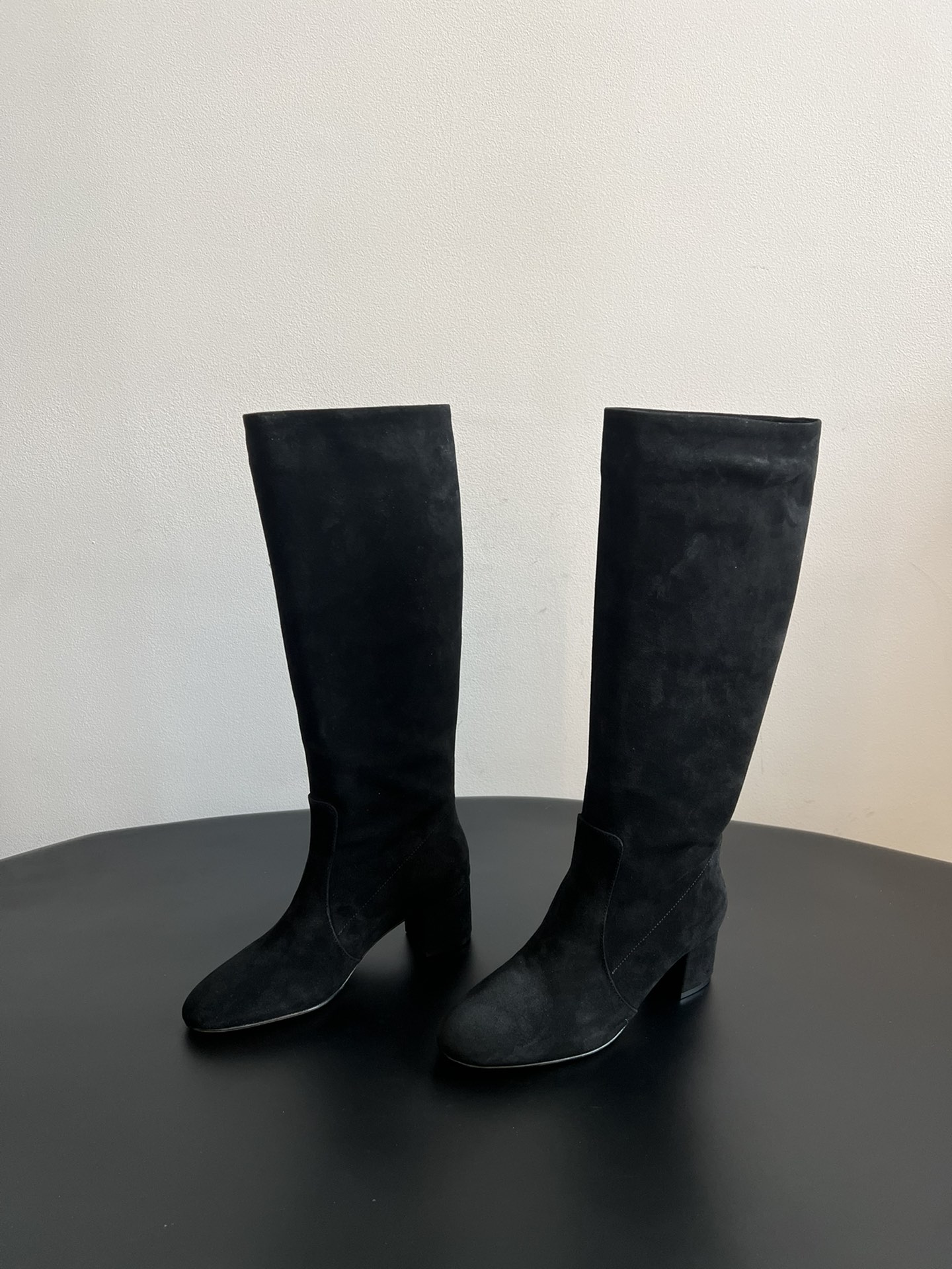 Gianvito Ross*复古麂皮低粗跟堆堆靴采用绒面革材质，质感细腻，呈现出高级的哑光效果，且不同颜