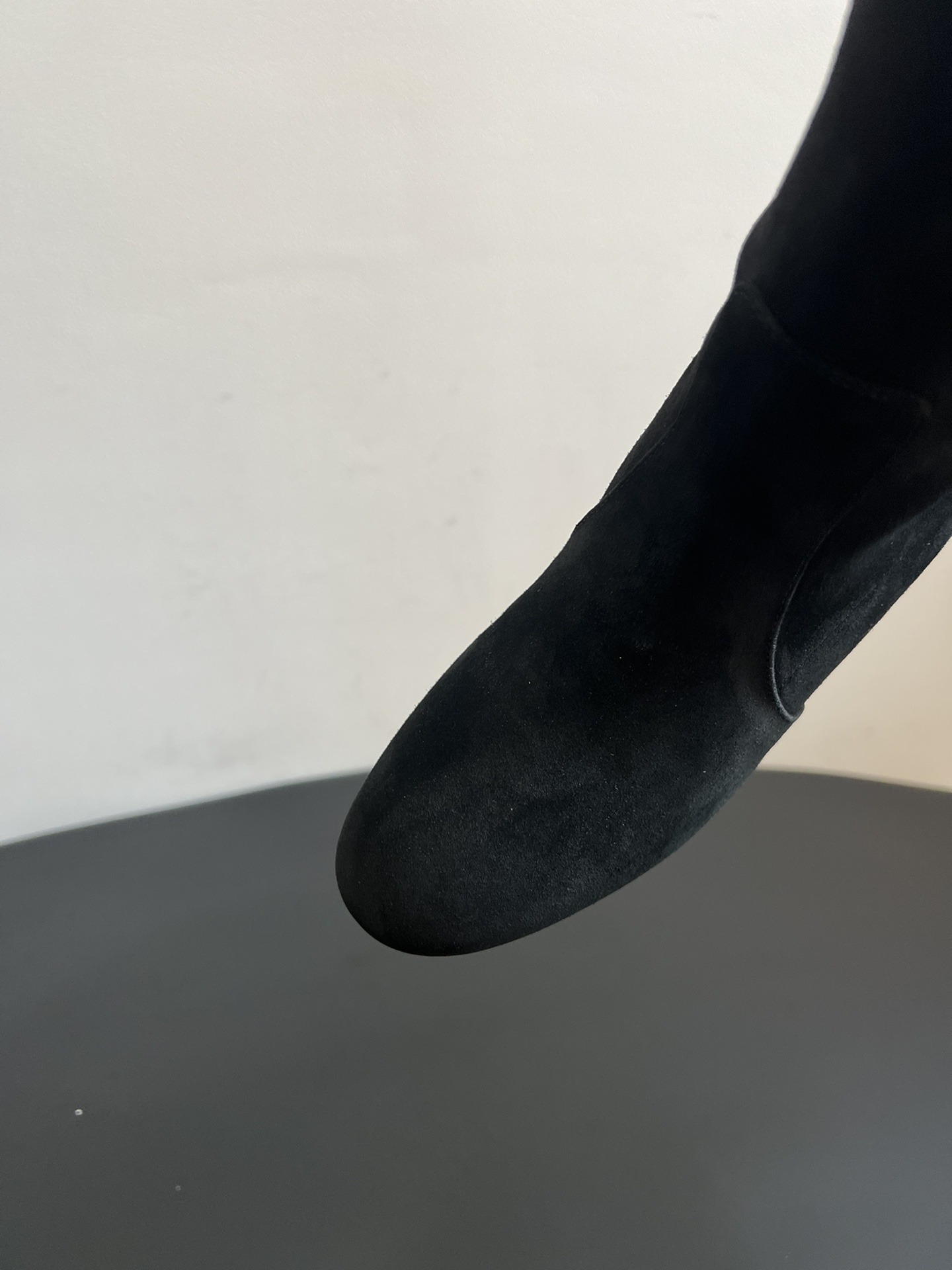 Gianvito Ross*复古麂皮低粗跟堆堆靴采用绒面革材质，质感细腻，呈现出高级的哑光效果，且不同颜