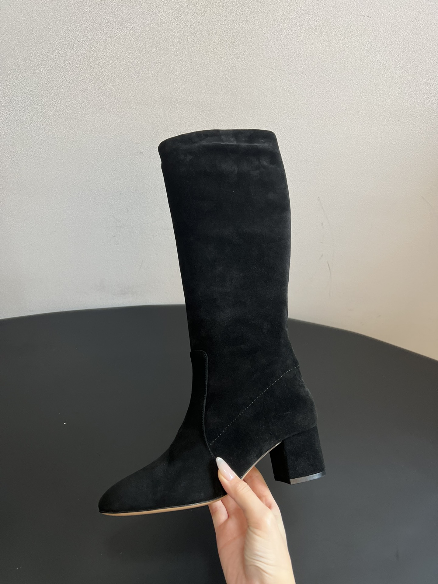 Gianvito Ross*复古麂皮低粗跟堆堆靴采用绒面革材质，质感细腻，呈现出高级的哑光效果，且不同颜