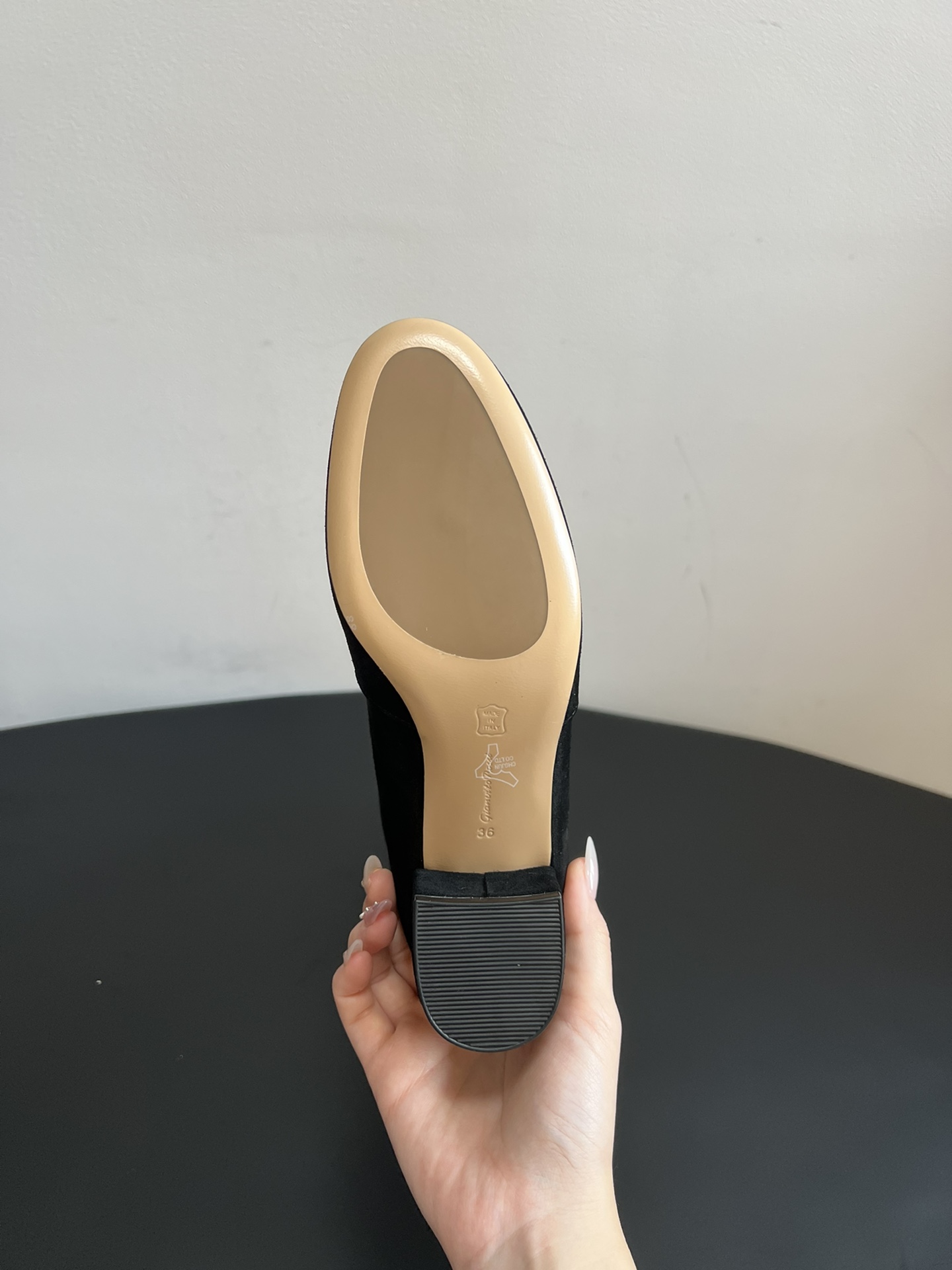 Gianvito Ross*复古麂皮低粗跟堆堆靴采用绒面革材质，质感细腻，呈现出高级的哑光效果，且不同颜