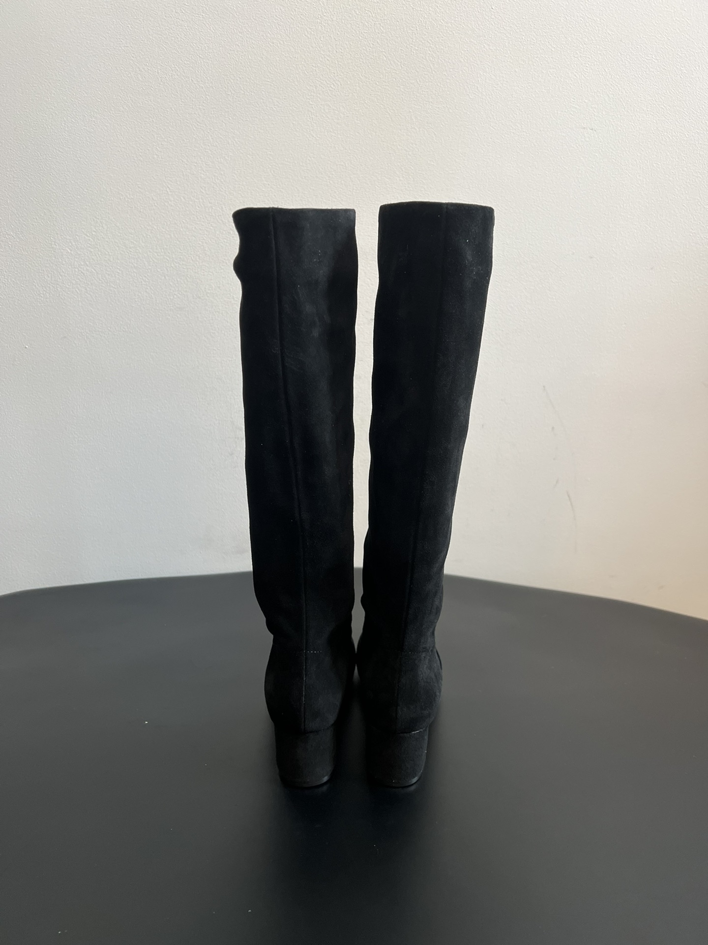 Gianvito Ross*复古麂皮低粗跟堆堆靴采用绒面革材质，质感细腻，呈现出高级的哑光效果，且不同颜