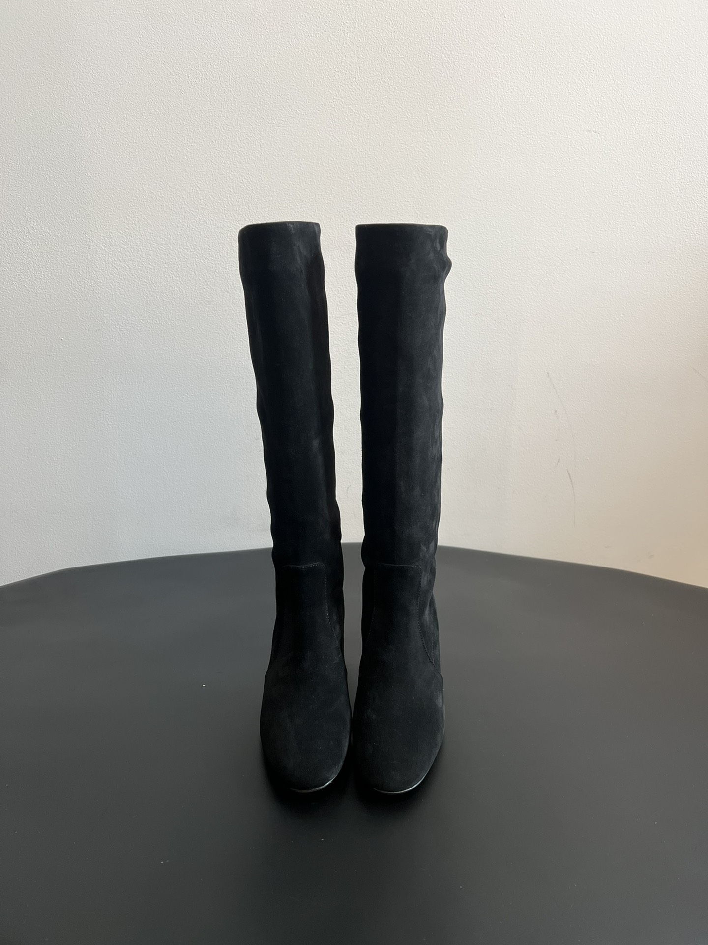 Gianvito Ross*复古麂皮低粗跟堆堆靴采用绒面革材质，质感细腻，呈现出高级的哑光效果，且不同颜