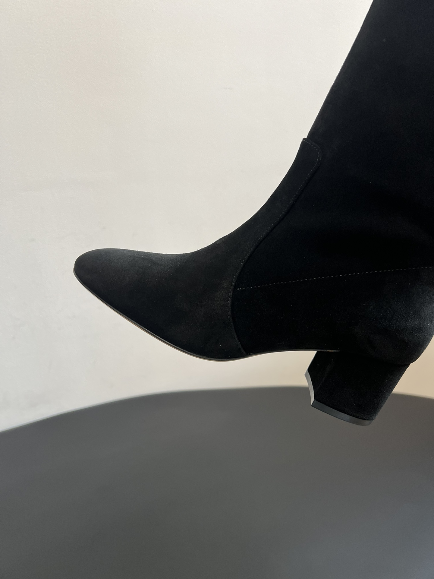 Gianvito Ross*复古麂皮低粗跟堆堆靴采用绒面革材质，质感细腻，呈现出高级的哑光效果，且不同颜