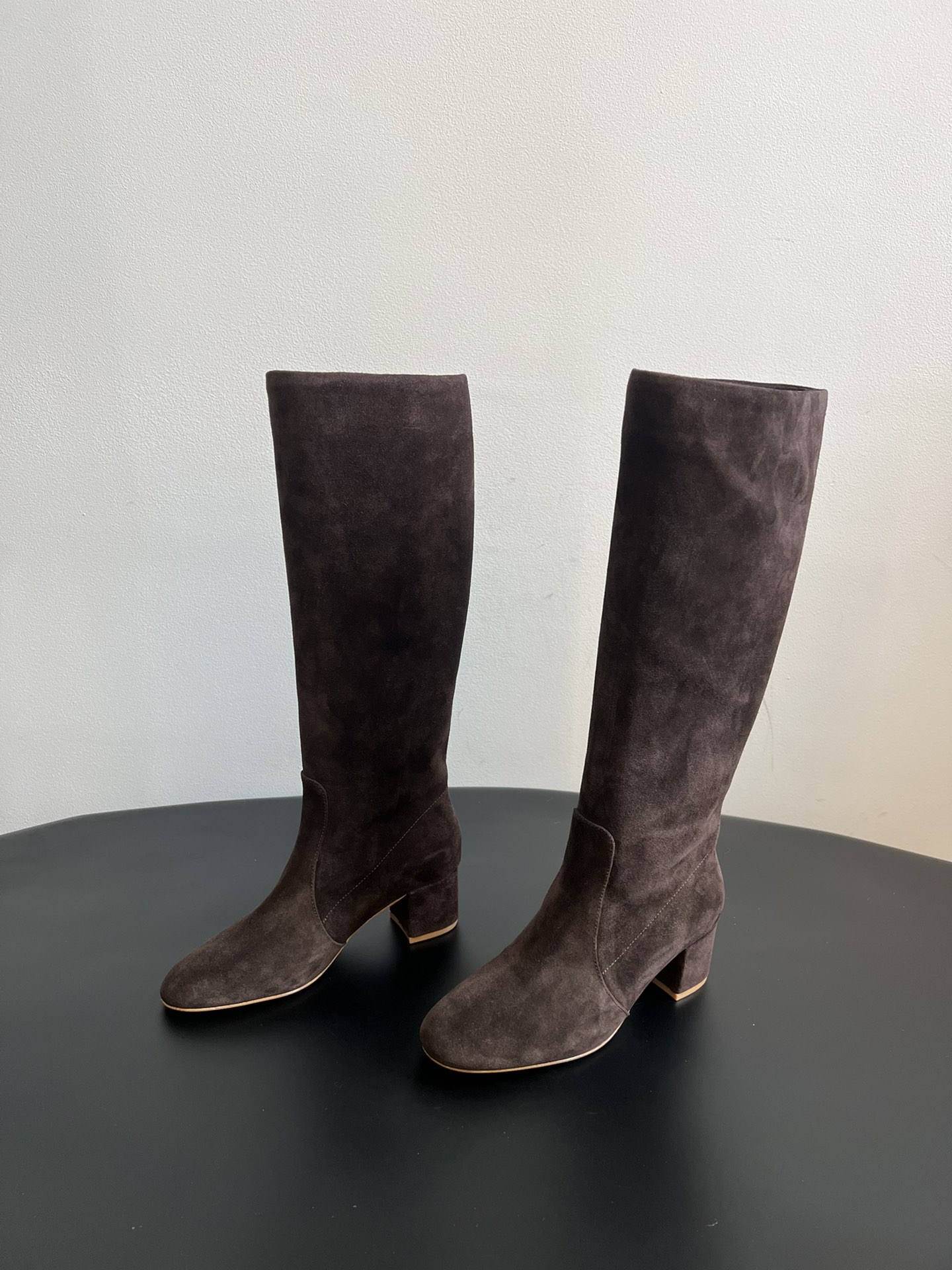 Gianvito Ross*复古麂皮低粗跟堆堆靴采用绒面革材质，质感细腻，呈现出高级的哑光效果，且不同颜