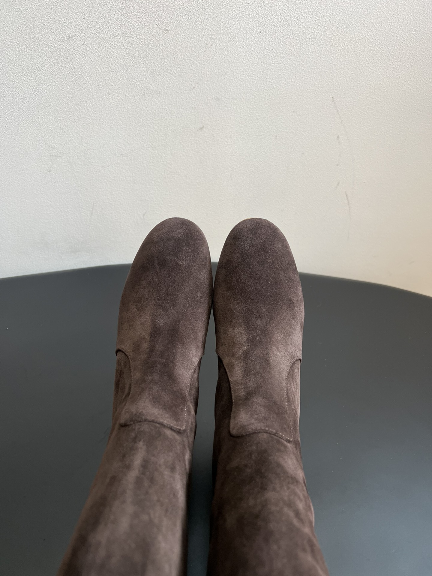 Gianvito Ross*复古麂皮低粗跟堆堆靴采用绒面革材质，质感细腻，呈现出高级的哑光效果，且不同颜