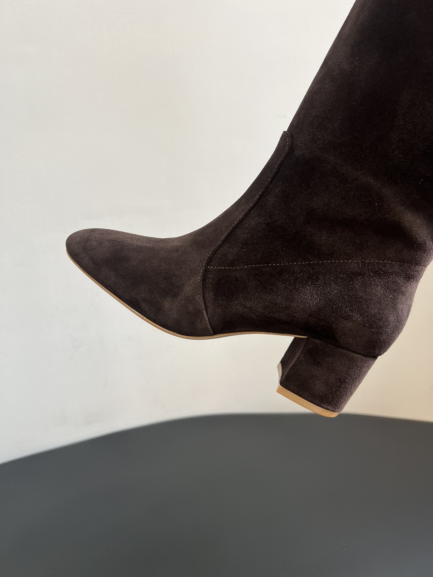 Gianvito Ross*复古麂皮低粗跟堆堆靴采用绒面革材质，质感细腻，呈现出高级的哑光效果，且不同颜