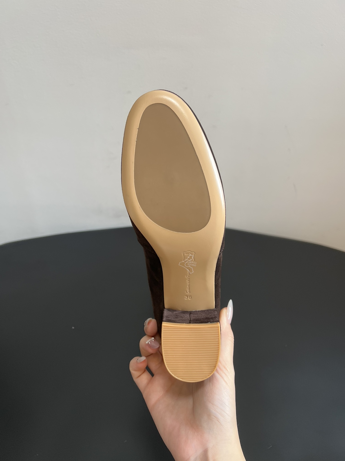 Gianvito Ross*复古麂皮低粗跟堆堆靴采用绒面革材质，质感细腻，呈现出高级的哑光效果，且不同颜