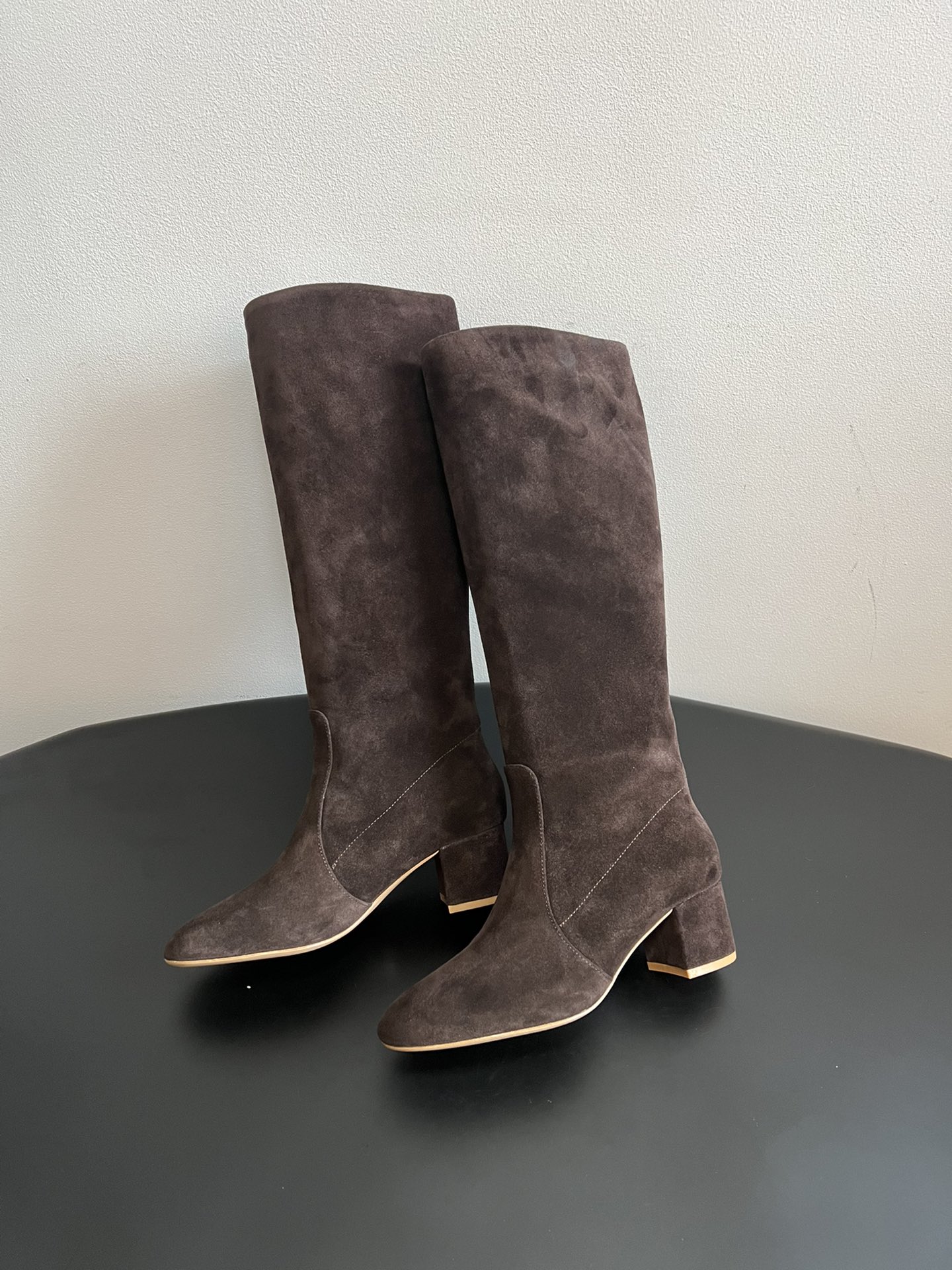 Gianvito Ross*复古麂皮低粗跟堆堆靴采用绒面革材质，质感细腻，呈现出高级的哑光效果，且不同颜