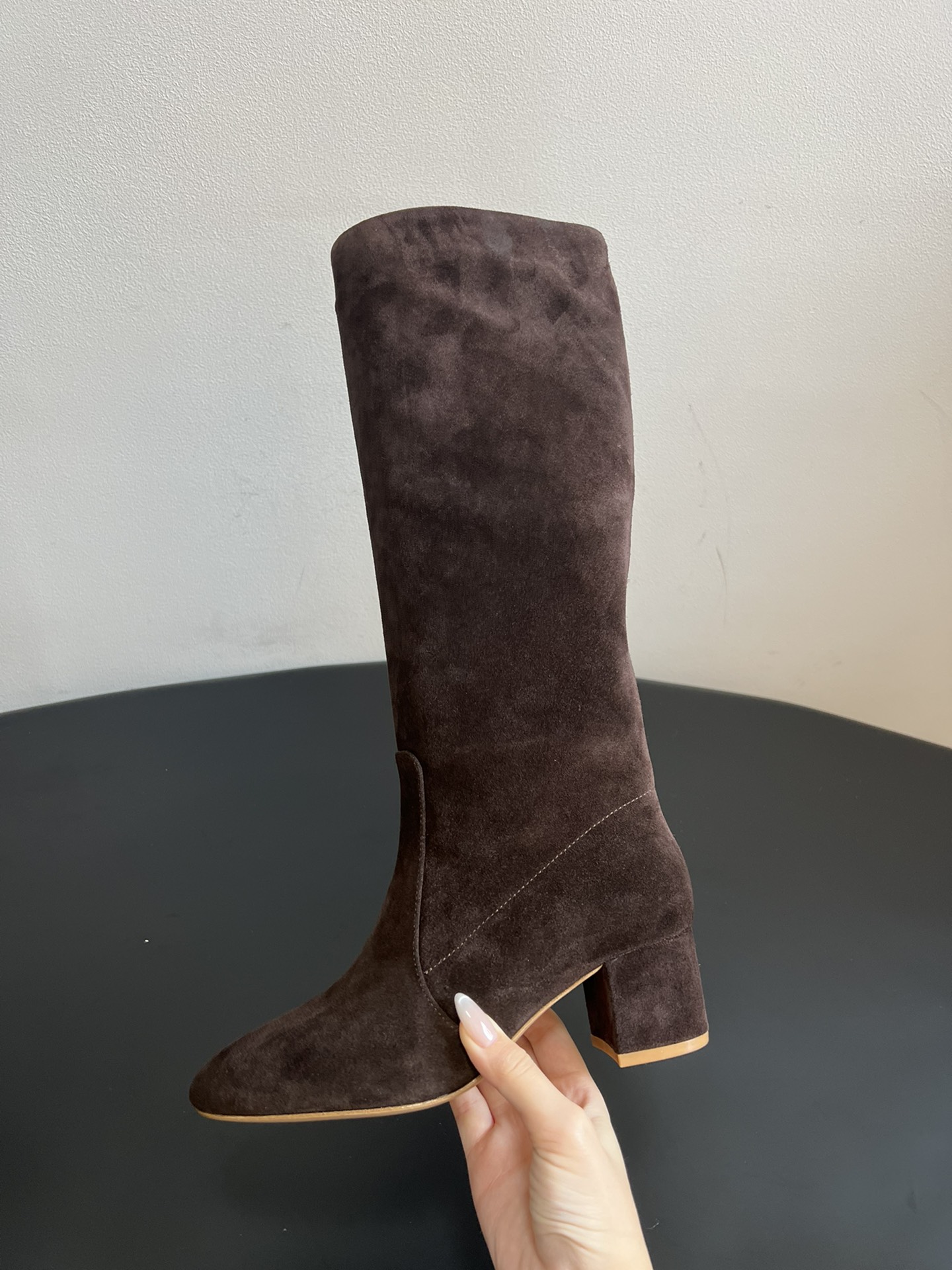 Gianvito Ross*复古麂皮低粗跟堆堆靴采用绒面革材质，质感细腻，呈现出高级的哑光效果，且不同颜