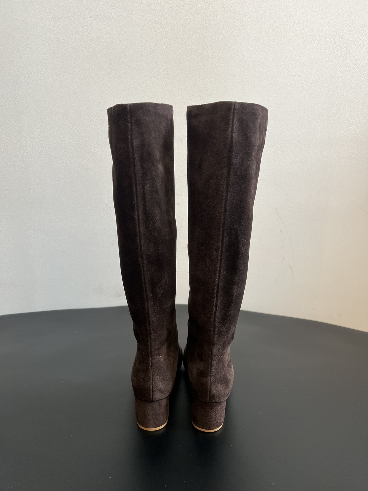 Gianvito Ross*复古麂皮低粗跟堆堆靴采用绒面革材质，质感细腻，呈现出高级的哑光效果，且不同颜