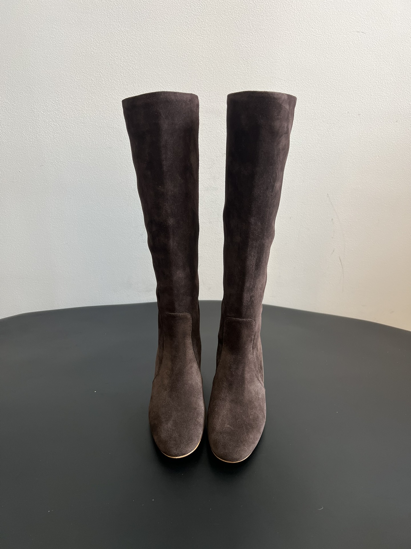 NO:577855,Gianvito Ross* retro suede low thick heel pile boots are made of suede material with fine texture and a high-end matte effect, and the different colors of suede are very textured both visually and tactilely. The high-heeled boots have a higher shaft, which can well modify the leg lines; the heel is designed with a thick heel, which combines stability and fashion, which not only enhances the aura but also ensures walking comfort.  The toe is designed with a square toe, which is simple and elegant, in line with the current fashion trend, and can also accommodate different foot types; the overall design is simple and neat, without too many complicated decorations, highlighting the classic and elegant style, and is easy to match with various clothing, whether it is a skirt or trousers, it can show good fashion taste. The upper is made of calf suede, the inner lining is single-lined, and the outsole is injected with genuine leather and increased by 6cm.  Size 35-40 (custom order of 40 cannot be returned or exchanged), boots, boots, skirts, chamois leather, Leather soles19860909Gianvito Ross*复古麂皮低粗跟堆堆靴 采用绒面革材质,质感细腻,呈现出高级的哑光效果,且不同颜色的绒面革在视觉和触觉上都极具质感.高跟长靴,靴筒较高,能够很好地修饰腿部线条；鞋跟为粗跟设计,兼具稳定性与时尚感,提升气场的同时也保证了行走的舒适度. 鞋头为方头设计,简约大气,符合当下的时尚潮流,同时也能容纳不同脚型；整体设计简约利落,没有过多繁杂的装饰,凸显出经典与优雅的风格,易于搭配各种服饰,无论是裙装还是裤装都能展现出不俗的时尚品味. 鞋面胎牛反绒 内里单里 大底真皮大底注塑 增高6cm Size35-40码（40订做不退换）,靴子,boots,skirts,chamois leather,Leather soles,Women's Shoes