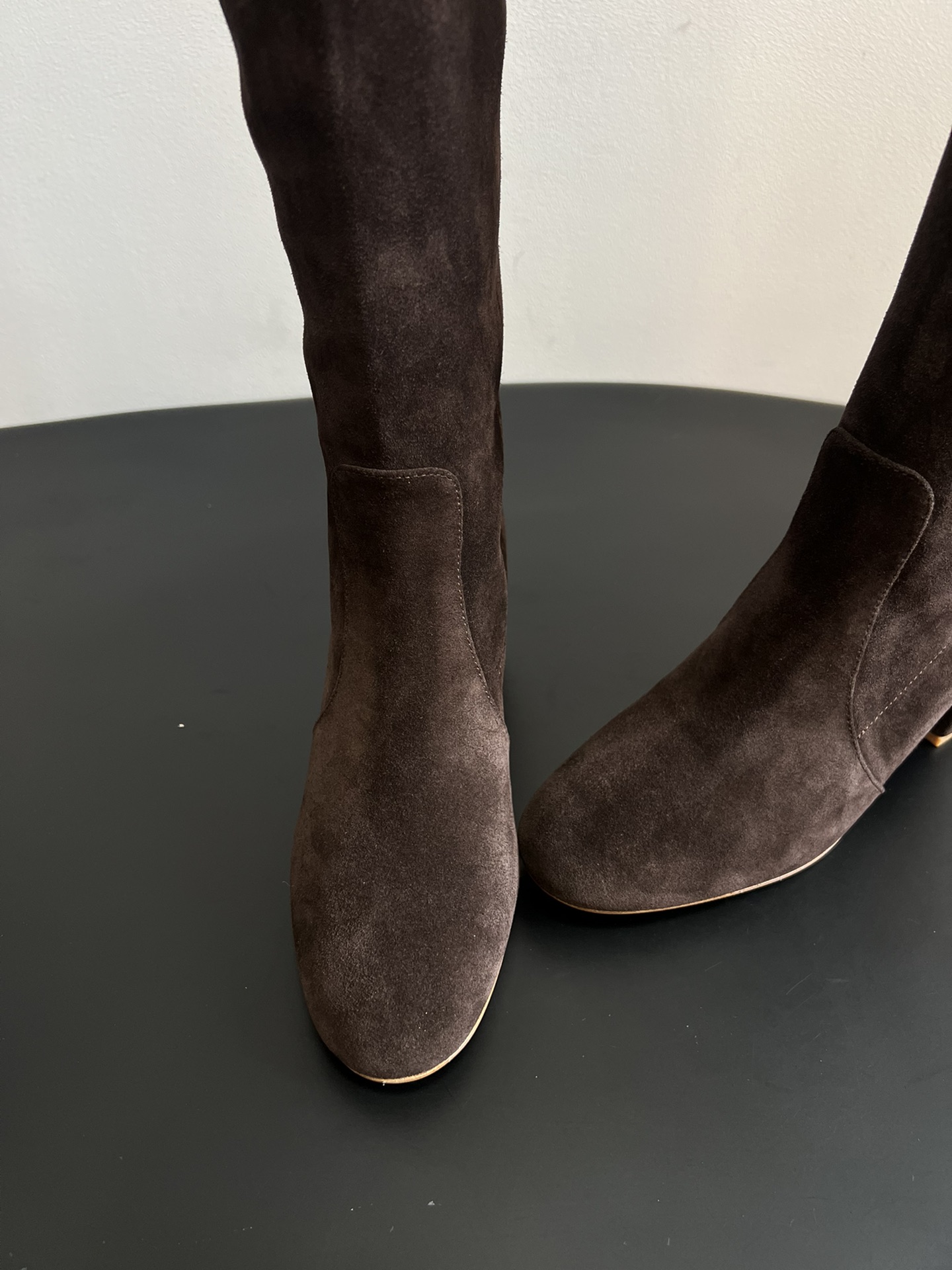 Gianvito Ross*复古麂皮低粗跟堆堆靴采用绒面革材质，质感细腻，呈现出高级的哑光效果，且不同颜