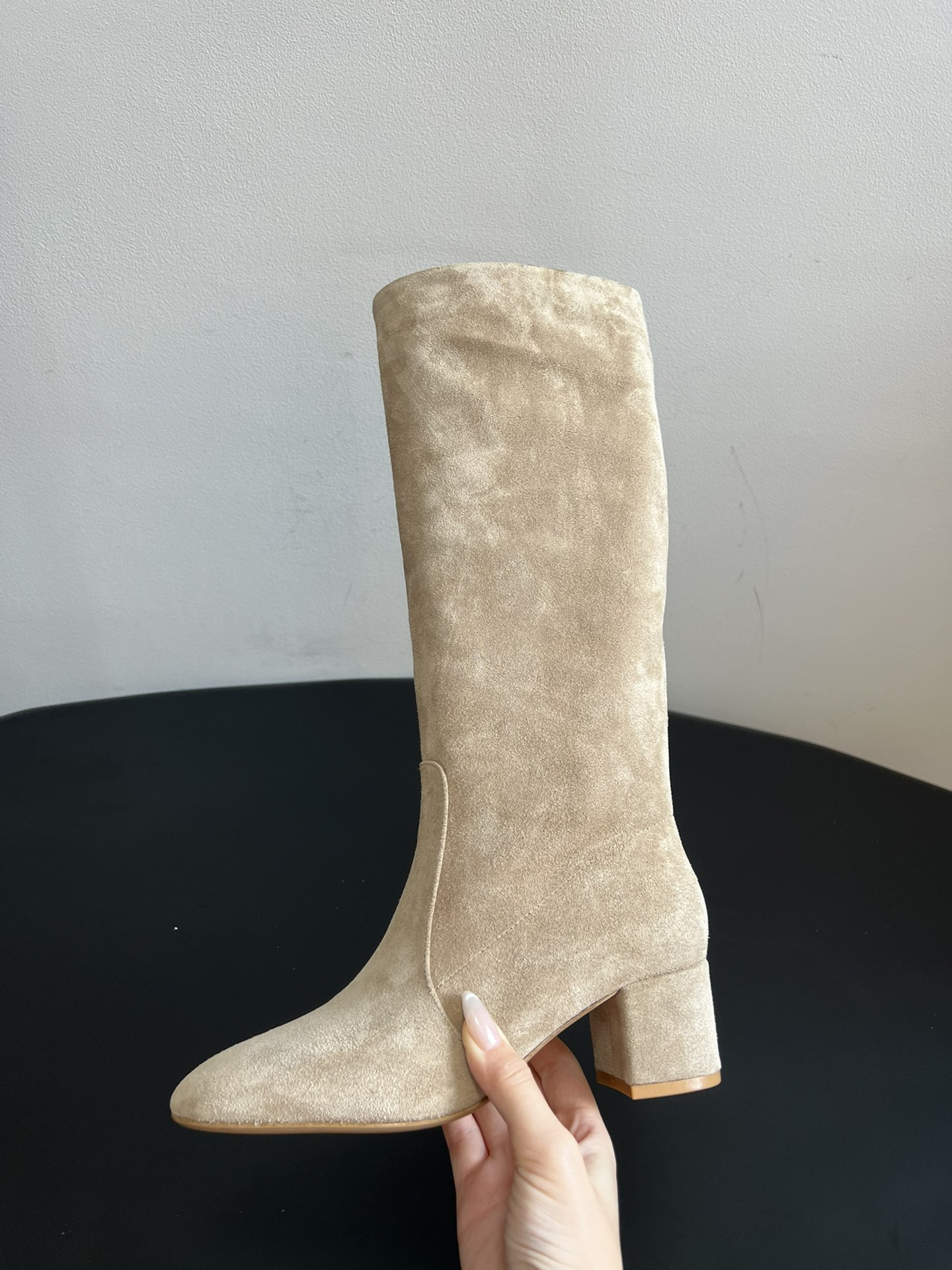 Gianvito Ross*复古麂皮低粗跟堆堆靴采用绒面革材质，质感细腻，呈现出高级的哑光效果，且不同颜