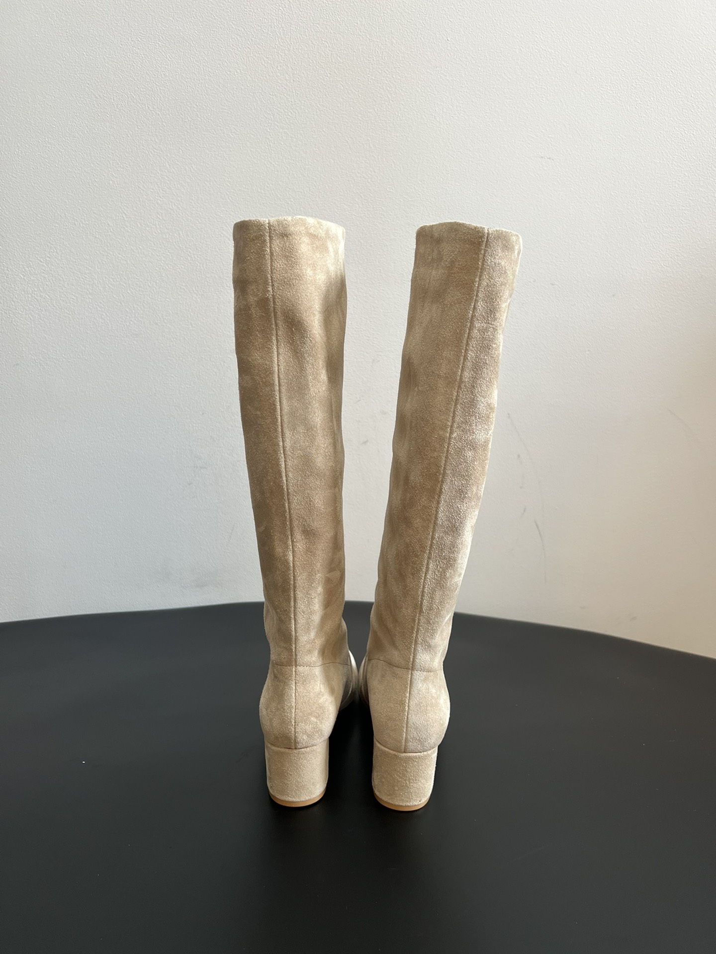 Gianvito Ross*复古麂皮低粗跟堆堆靴采用绒面革材质，质感细腻，呈现出高级的哑光效果，且不同颜