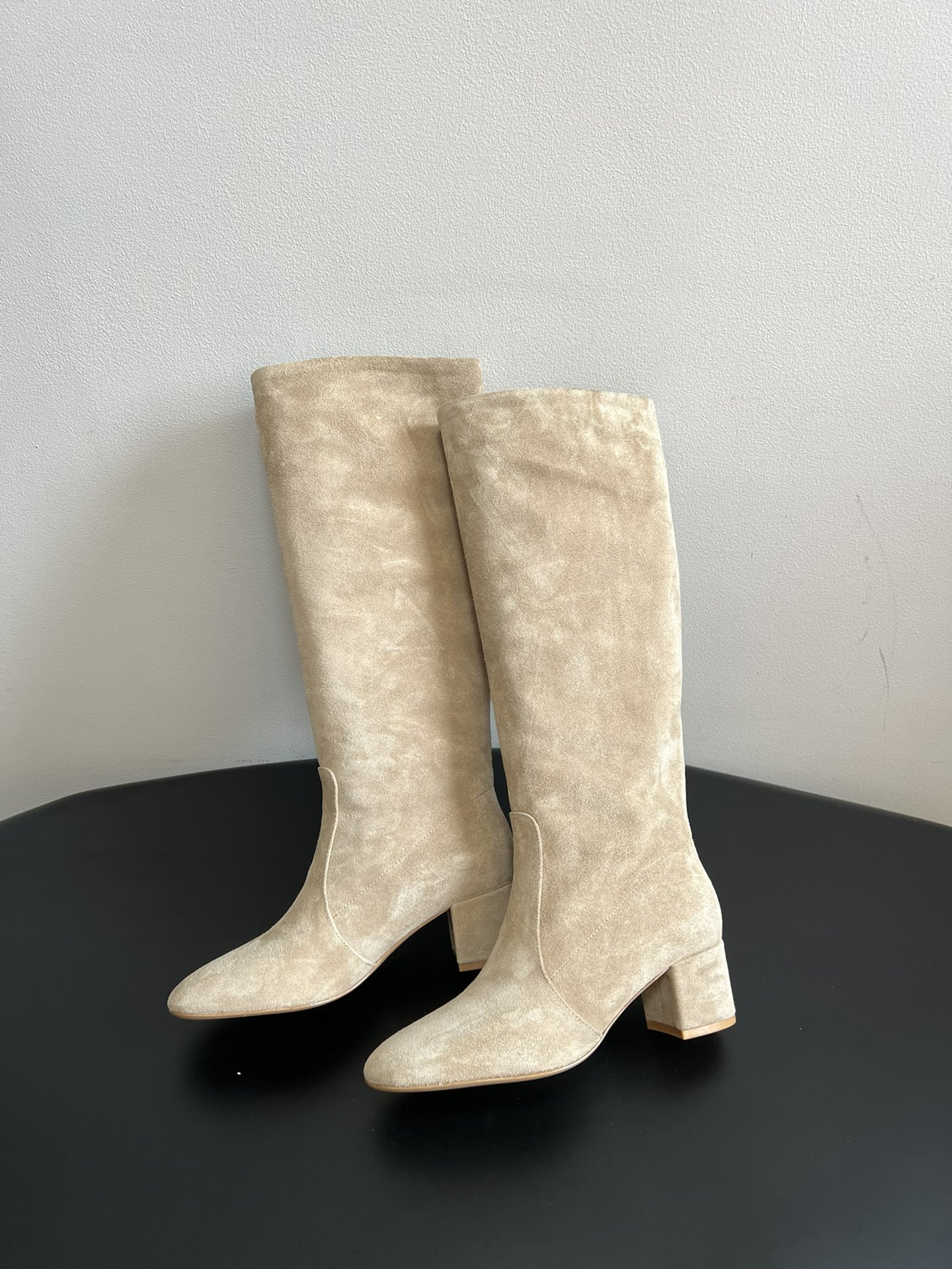 Gianvito Ross*复古麂皮低粗跟堆堆靴采用绒面革材质，质感细腻，呈现出高级的哑光效果，且不同颜