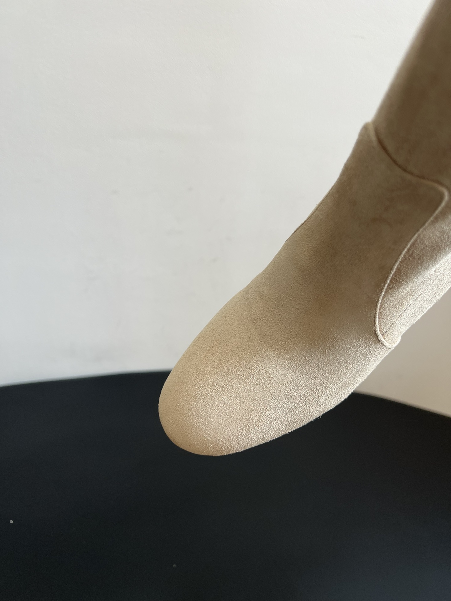 Gianvito Ross*复古麂皮低粗跟堆堆靴采用绒面革材质，质感细腻，呈现出高级的哑光效果，且不同颜