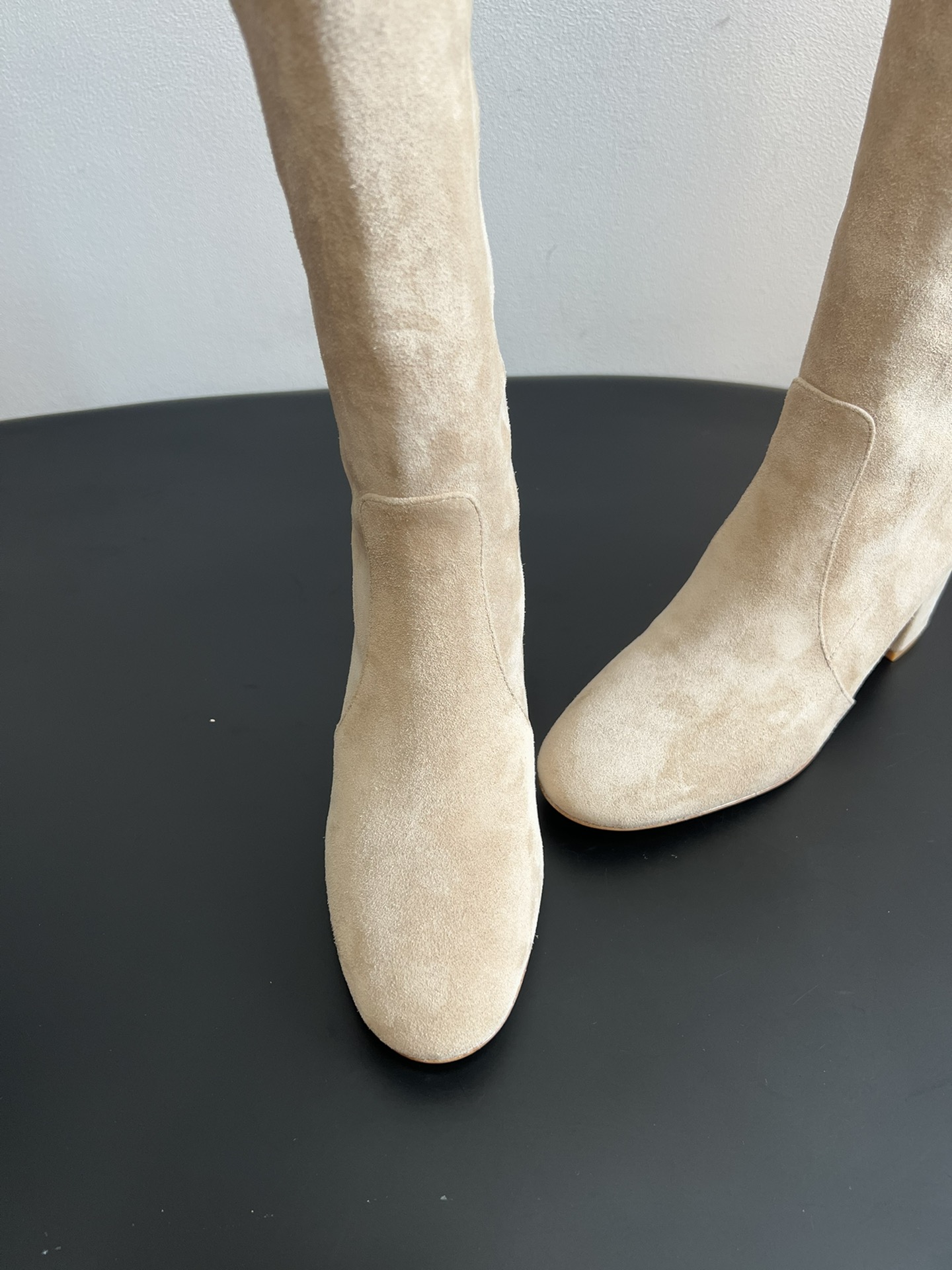 Gianvito Ross*复古麂皮低粗跟堆堆靴采用绒面革材质，质感细腻，呈现出高级的哑光效果，且不同颜