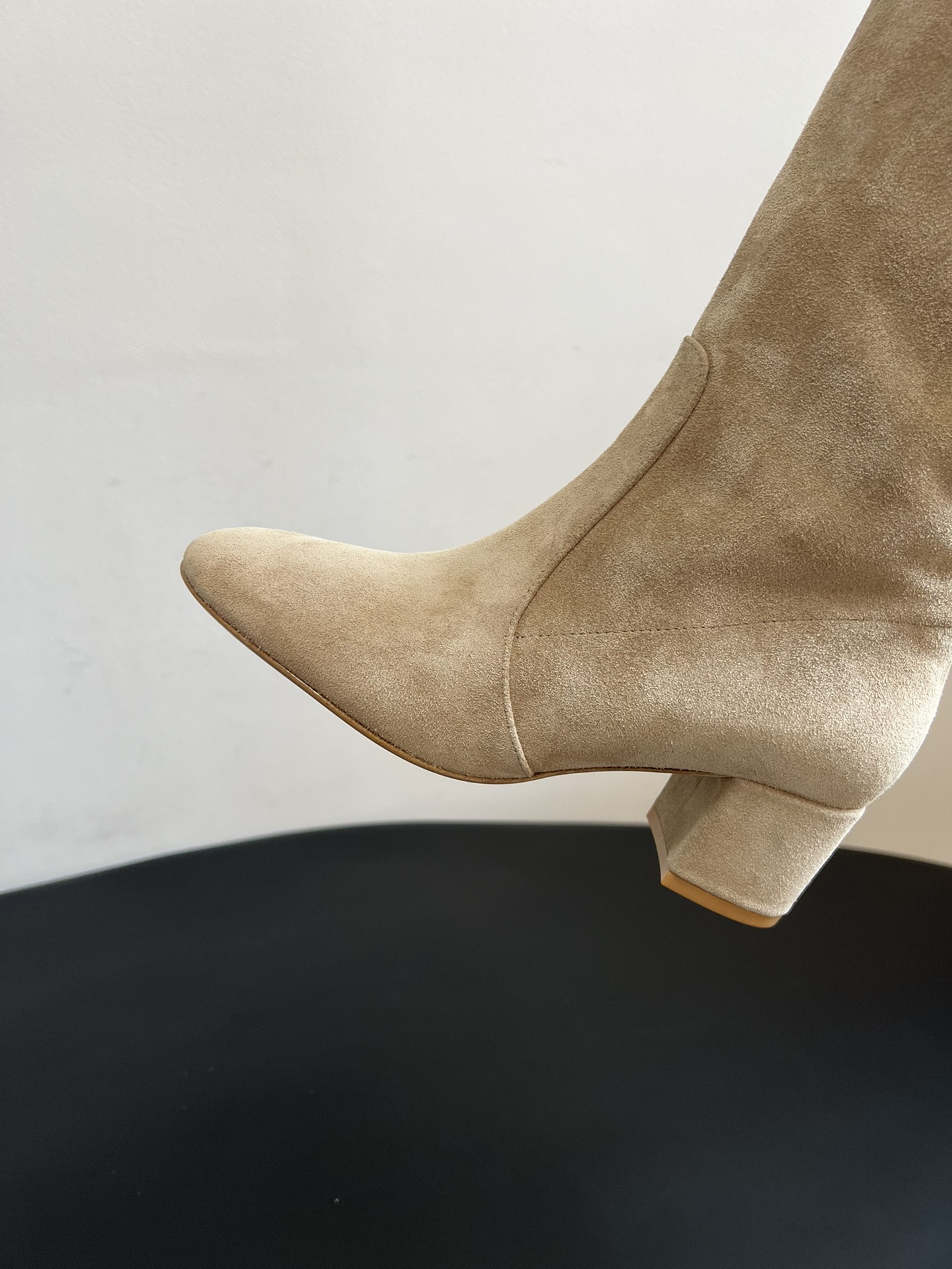 Gianvito Ross*复古麂皮低粗跟堆堆靴采用绒面革材质，质感细腻，呈现出高级的哑光效果，且不同颜