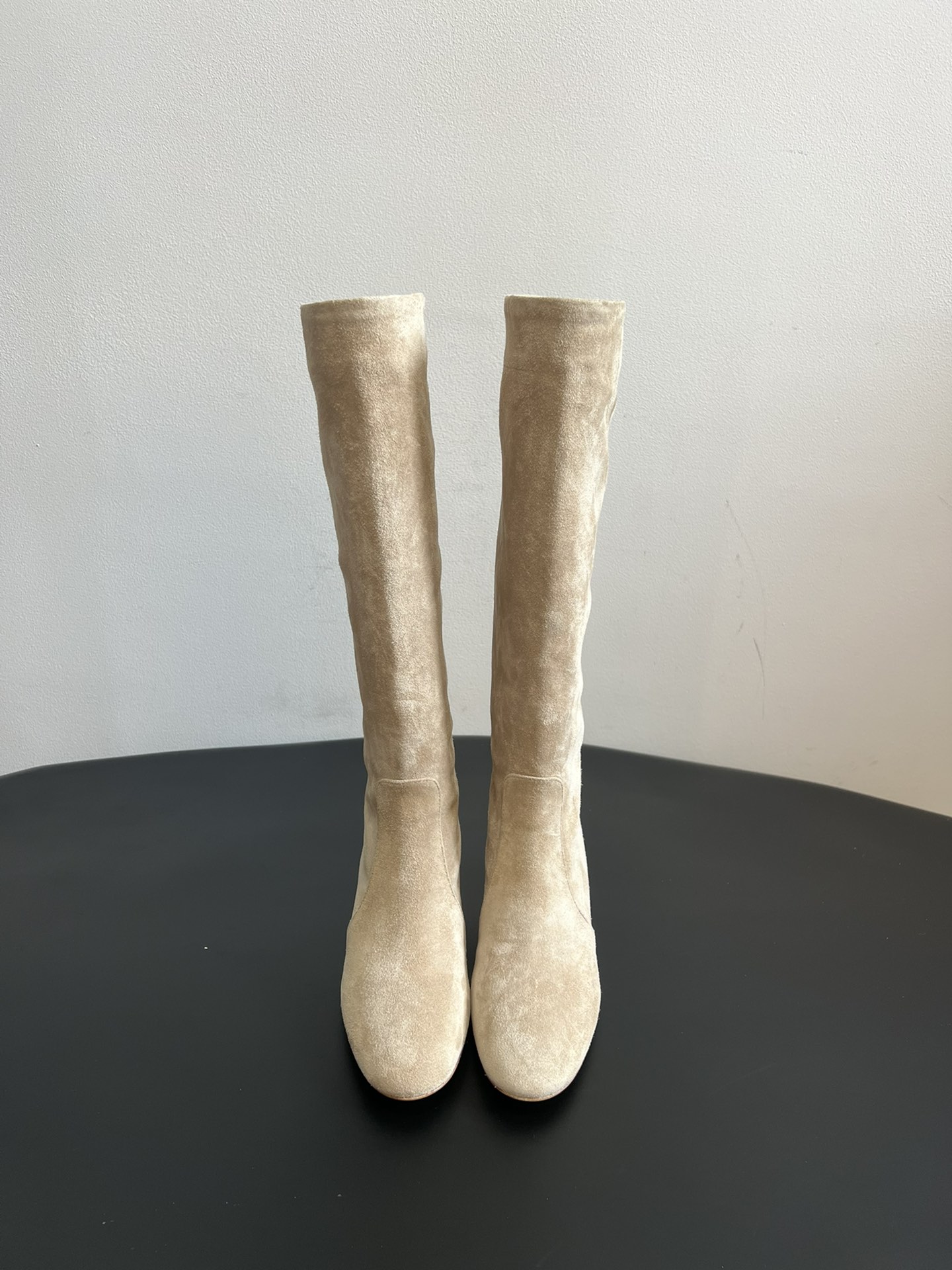 NO:577812,Gianvito Ross* retro suede low thick heel pile boots are made of suede material with fine texture and a high-end matte effect, and the different colors of suede are very textured both visually and tactilely. The high-heeled boots have a higher shaft, which can well modify the leg lines; the heel is designed with a thick heel, which combines stability and fashion, which not only enhances the aura but also ensures walking comfort.  The toe is designed with a square toe, which is simple and elegant, in line with the current fashion trend, and can also accommodate different foot types; the overall design is simple and neat, without too many complicated decorations, highlighting the classic and elegant style, and is easy to match with various clothing, whether it is a skirt or trousers, it can show good fashion taste. The upper is made of calf suede, the inner lining is single-lined, and the outsole is injected with genuine leather and increased by 6cm.  Size 35-40 (custom order of 40 cannot be returned or exchanged), boots, boots, skirts, chamois leather, Leather soles19860909Gianvito Ross*复古麂皮低粗跟堆堆靴 采用绒面革材质,质感细腻,呈现出高级的哑光效果,且不同颜色的绒面革在视觉和触觉上都极具质感.高跟长靴,靴筒较高,能够很好地修饰腿部线条；鞋跟为粗跟设计,兼具稳定性与时尚感,提升气场的同时也保证了行走的舒适度. 鞋头为方头设计,简约大气,符合当下的时尚潮流,同时也能容纳不同脚型；整体设计简约利落,没有过多繁杂的装饰,凸显出经典与优雅的风格,易于搭配各种服饰,无论是裙装还是裤装都能展现出不俗的时尚品味. 鞋面胎牛反绒 内里单里 大底真皮大底注塑 增高6cm Size35-40码（40订做不退换）,靴子,boots,skirts,chamois leather,Leather soles,Women's Shoes