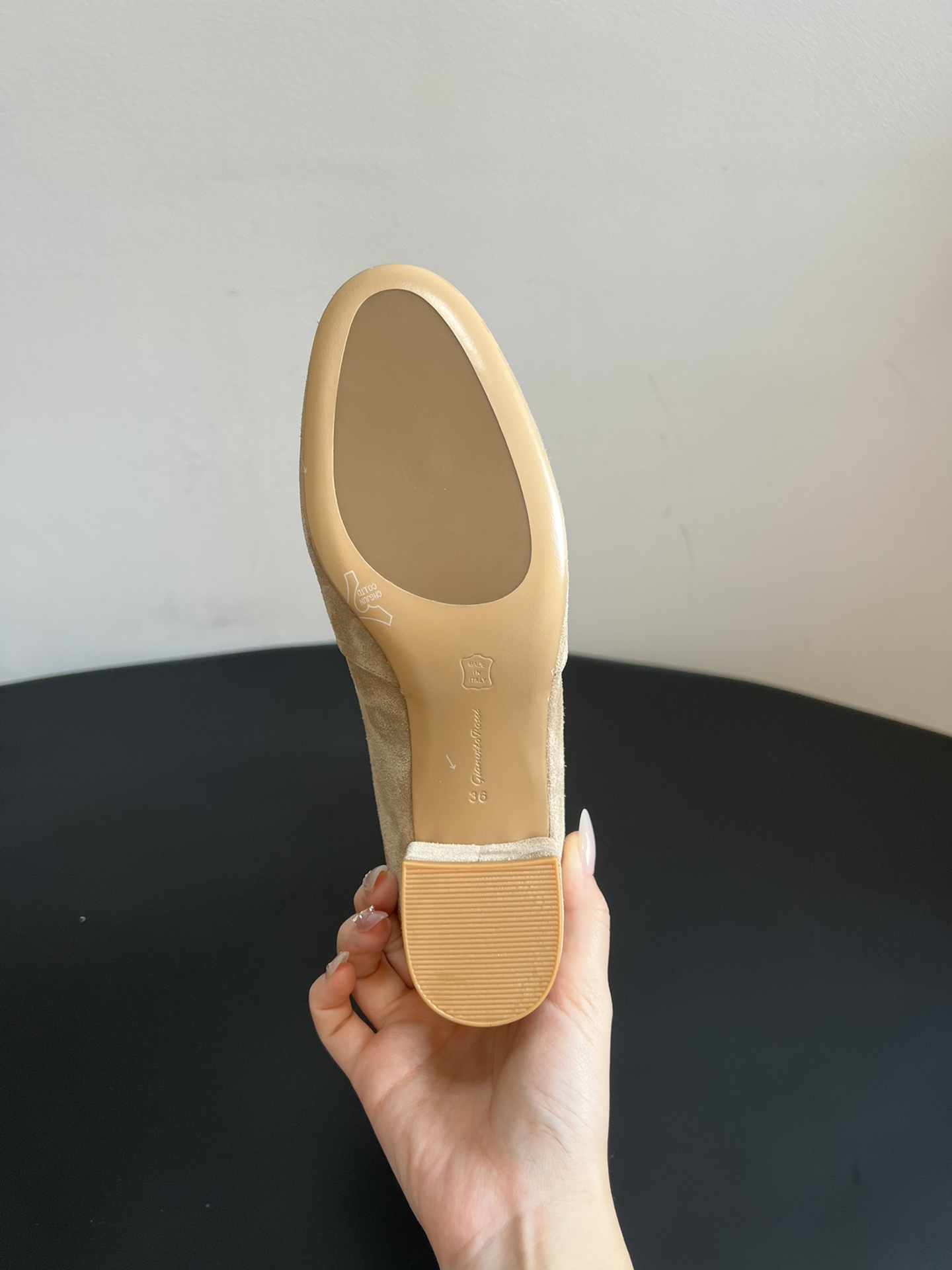 Gianvito Ross*复古麂皮低粗跟堆堆靴采用绒面革材质，质感细腻，呈现出高级的哑光效果，且不同颜