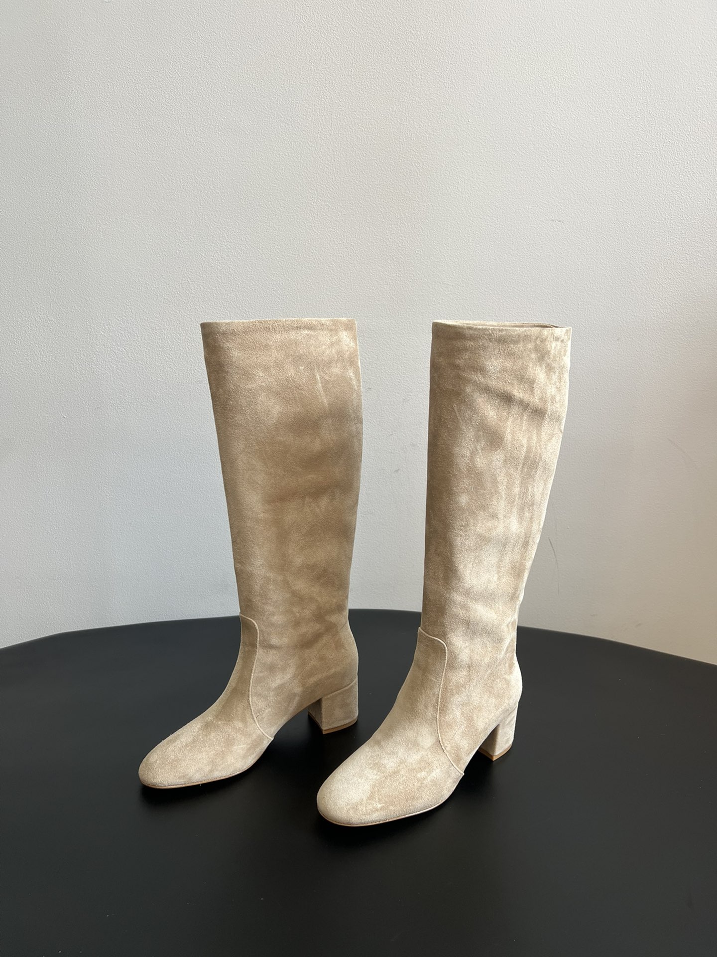 Gianvito Ross*复古麂皮低粗跟堆堆靴采用绒面革材质，质感细腻，呈现出高级的哑光效果，且不同颜