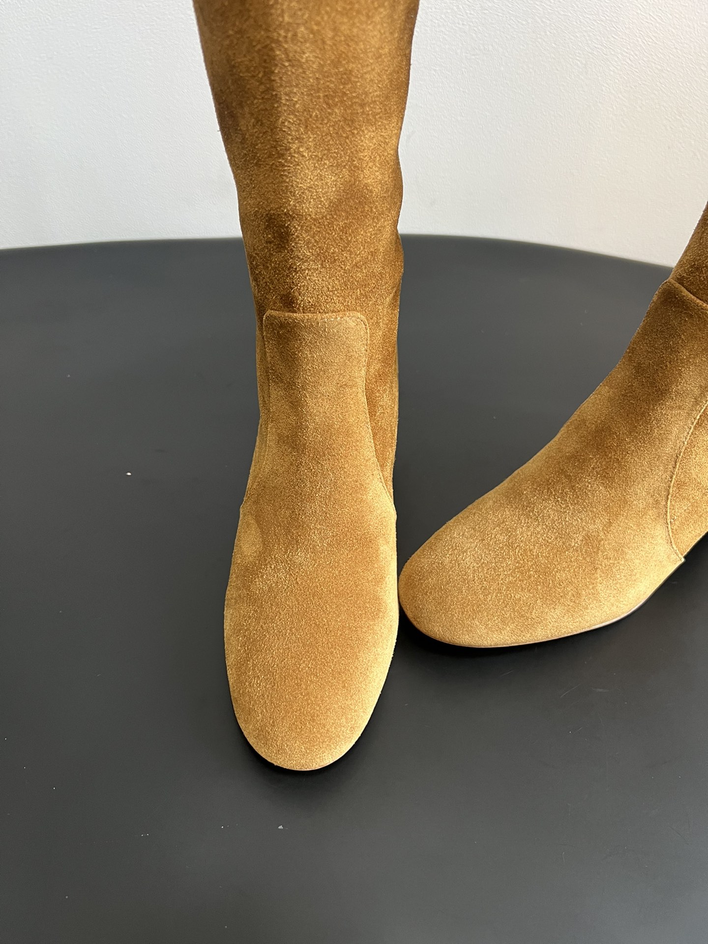 Gianvito Ross*复古麂皮低粗跟堆堆靴采用绒面革材质，质感细腻，呈现出高级的哑光效果，且不同颜