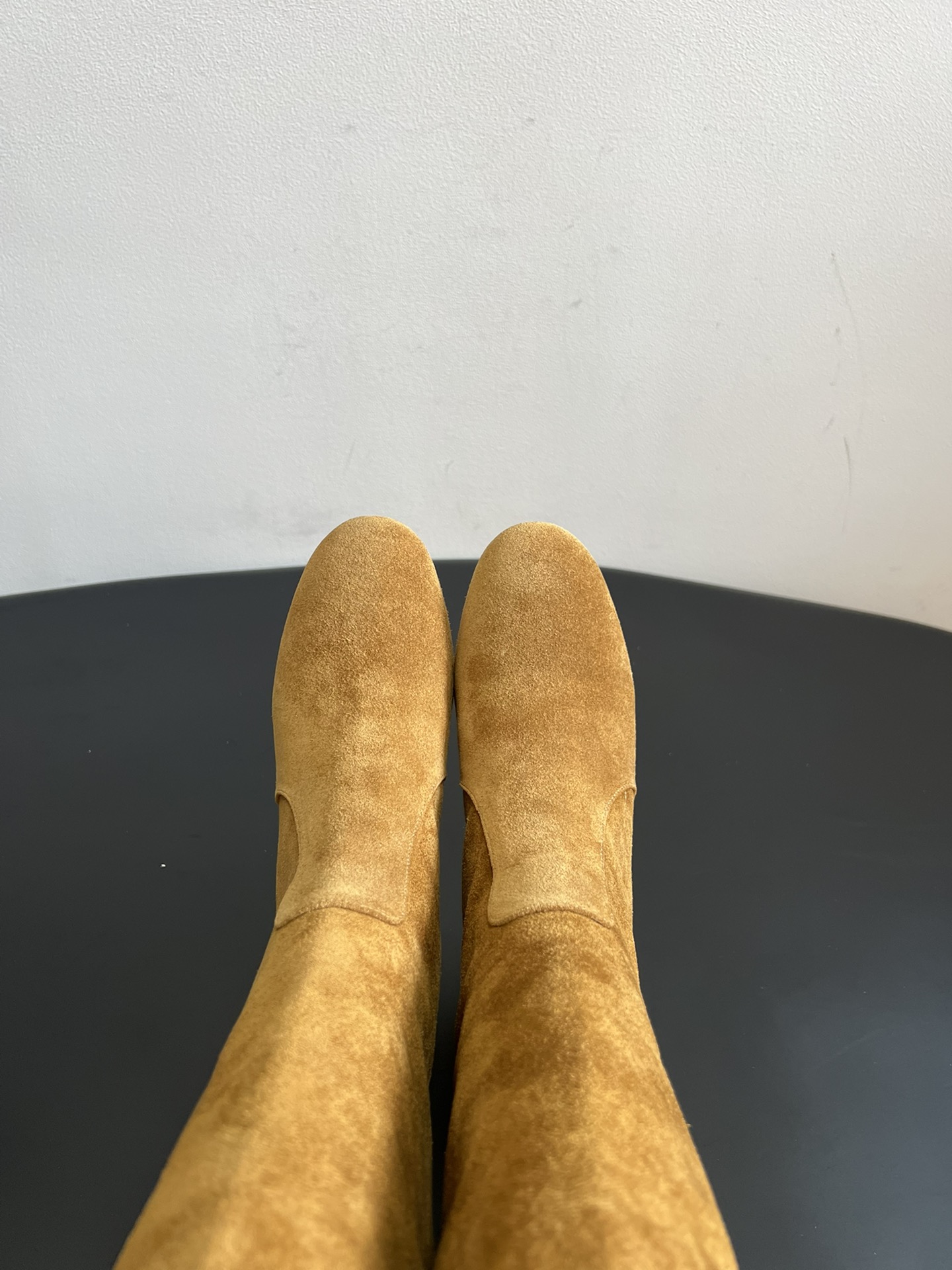 Gianvito Ross*复古麂皮低粗跟堆堆靴采用绒面革材质，质感细腻，呈现出高级的哑光效果，且不同颜