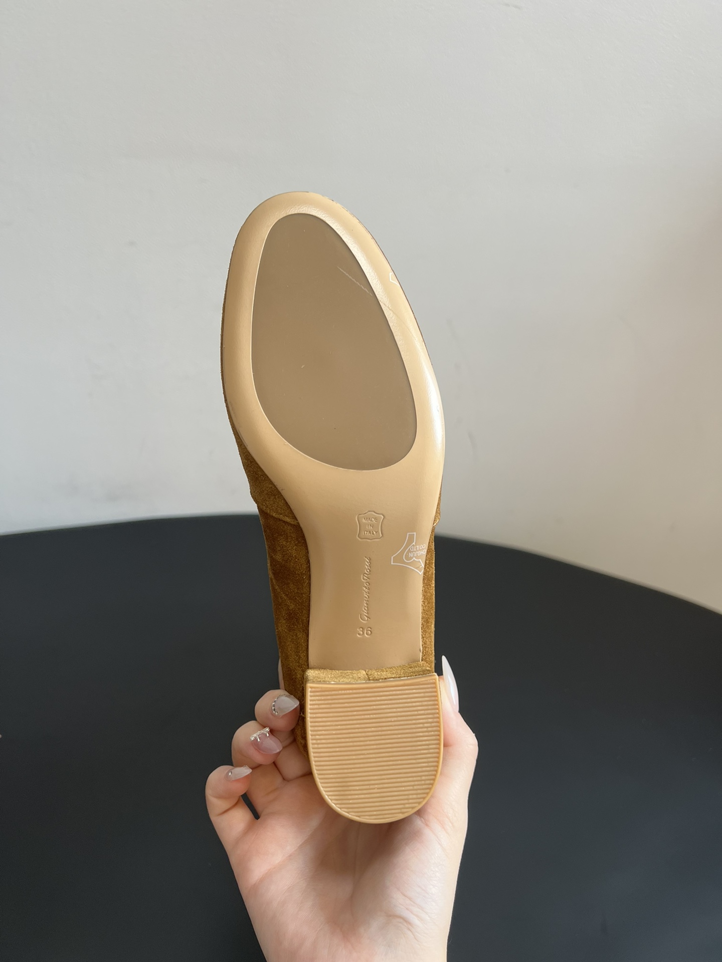 Gianvito Ross*复古麂皮低粗跟堆堆靴采用绒面革材质，质感细腻，呈现出高级的哑光效果，且不同颜