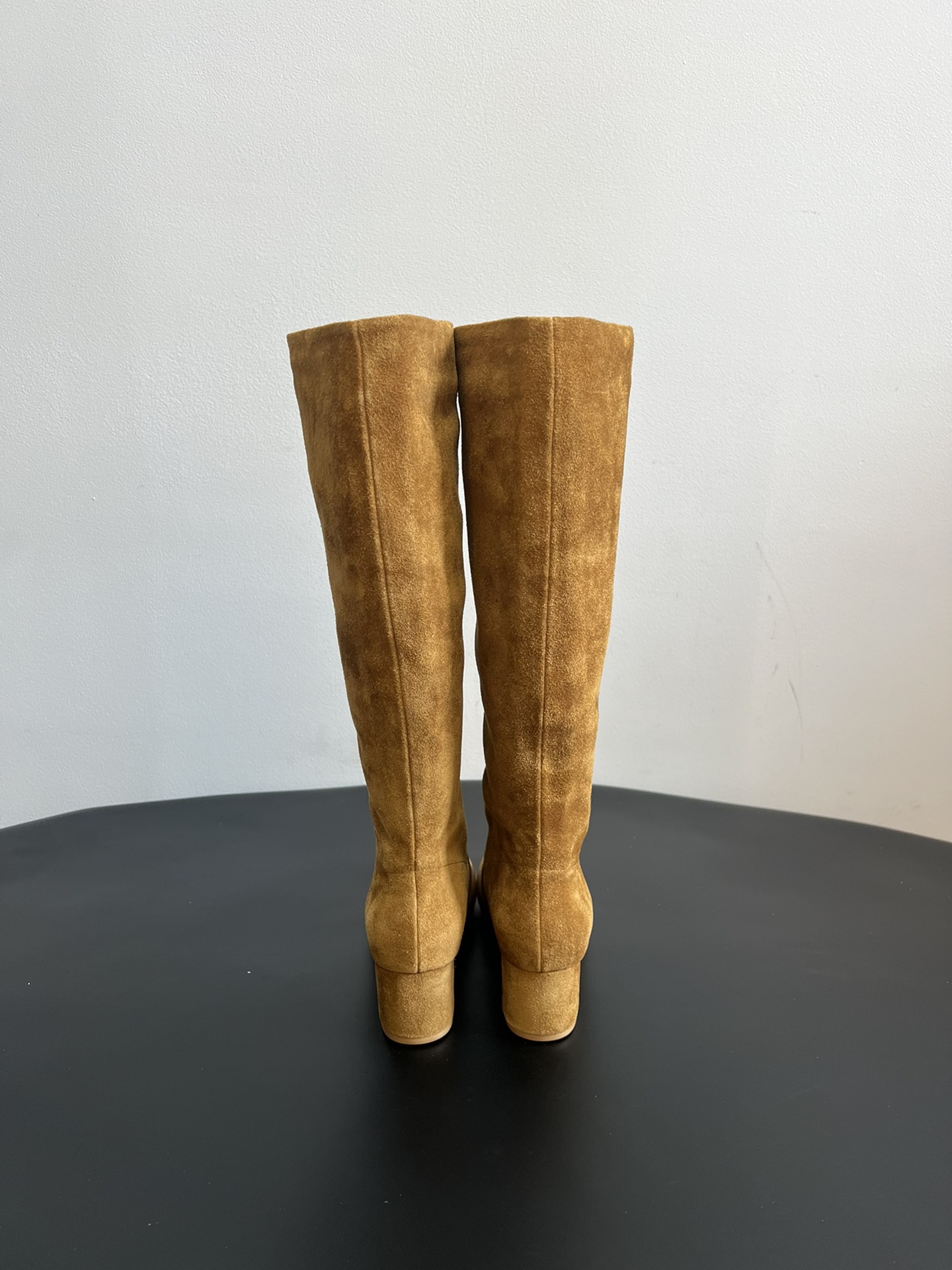 Gianvito Ross*复古麂皮低粗跟堆堆靴采用绒面革材质，质感细腻，呈现出高级的哑光效果，且不同颜