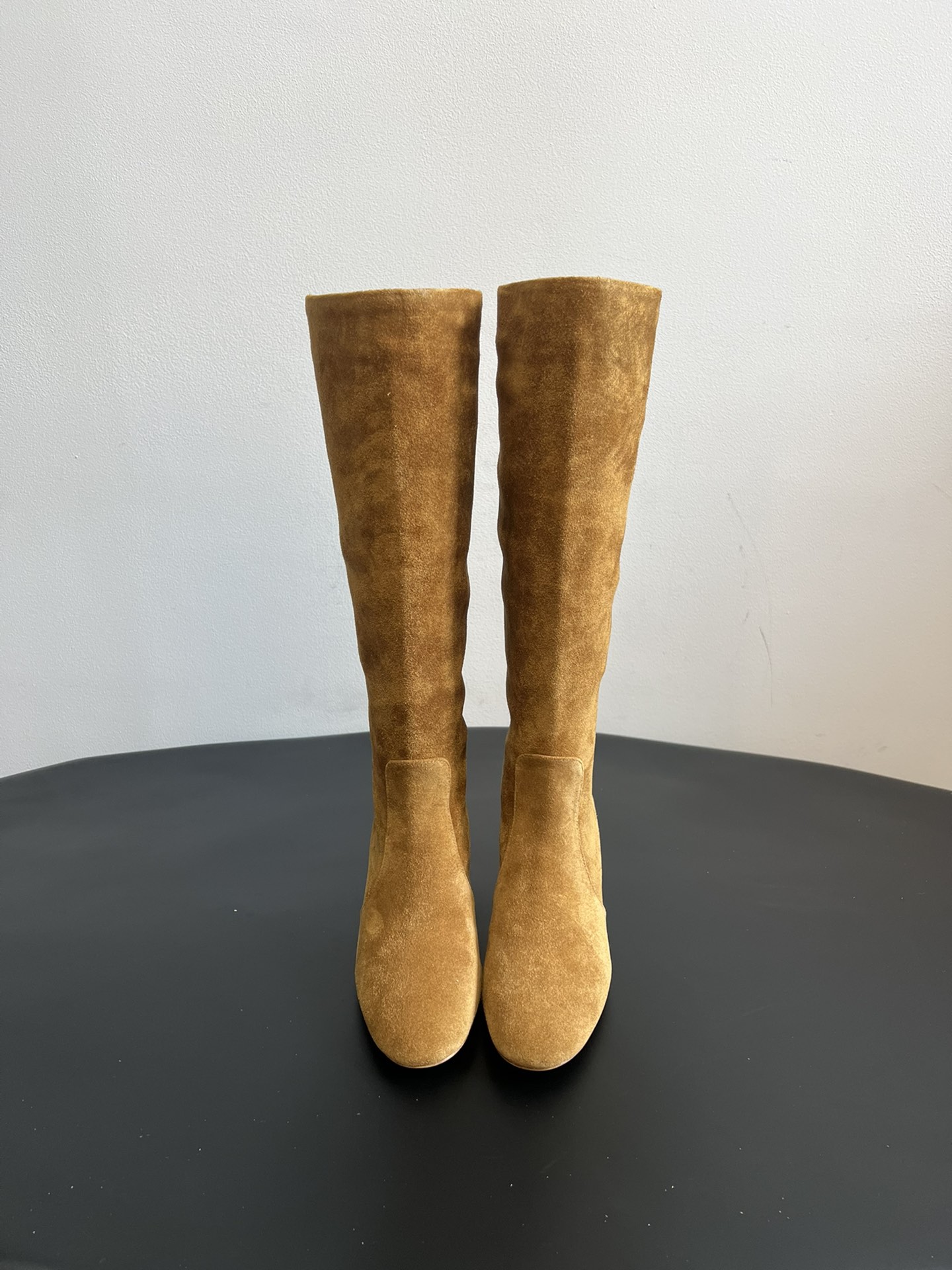 Gianvito Ross*复古麂皮低粗跟堆堆靴采用绒面革材质，质感细腻，呈现出高级的哑光效果，且不同颜