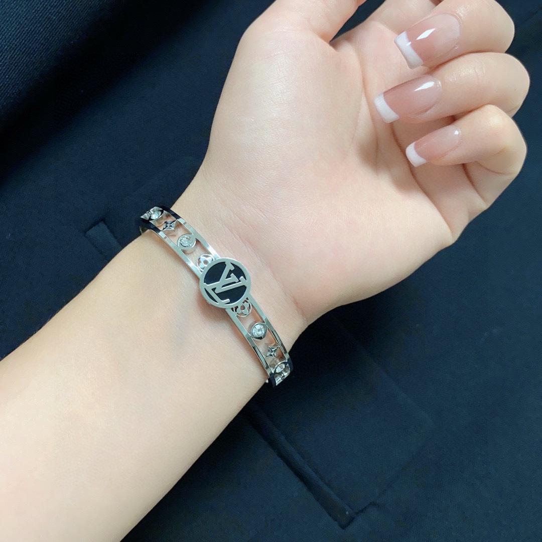 NO:583221,New product, original item, LV diamond bracelet Louis Vuitton, same counter material, popular model shipped, unique design, retro and avant-garde. 14K Seiko color-protected version of the bracelet has been loved by MM since its launch. Each color has its own unique brilliance!  The effect is very nice!  The tiniest one!  It is more durable than ordinary models and shows a fairer complexion, fine jewelry, louis vuitton, louis vuitton, louis vuitton, bracelet19860909新品 原单货 LV带钻手镯Louis Vuitton 路易威登 专柜一致材质 火爆款出货 设计独特 复古前卫.手镯14K精工保色版 从上市以来一直深受MM喜爱每一种颜色都有它独一无二的光彩！上手效果非常好看！最细小的一款！比普通款更耐看显肤色白皙,饰品精品,louis vuitton,louis vuitton,louis vuitton,bracelet,Jewelry