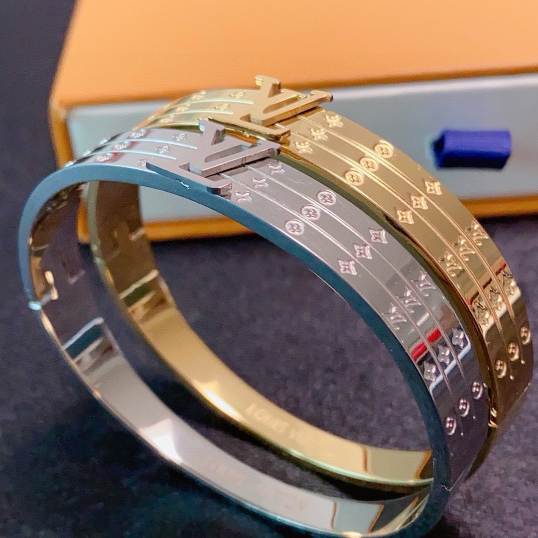 NO:583224,New product, original item, LV letter Logo bracelet Louis Vuitton, same counter material, popular model shipped, unique design, retro and avant-garde. Bracelet 14K Seiko color-protected version has been loved by MM since its launch. Every color has its unique brilliance!  The effect is very nice!  The tiniest one!  It is more durable than ordinary models and shows a fairer complexion, fine jewelry, louis vuitton, louis vuitton, louis vuitton, bracelet19860909新品 原单货 LV字母Logo手镯Louis Vuitton 路易威登 专柜一致材质 火爆款出货 设计独特 复古前卫.手镯14K精工保色版 从上市以来一直深受MM喜爱每一种颜色都有它独一无二的光彩！上手效果非常好看！最细小的一款！比普通款更耐看显肤色白皙,饰品精品,louis vuitton,louis vuitton,louis vuitton,bracelet,Jewelry