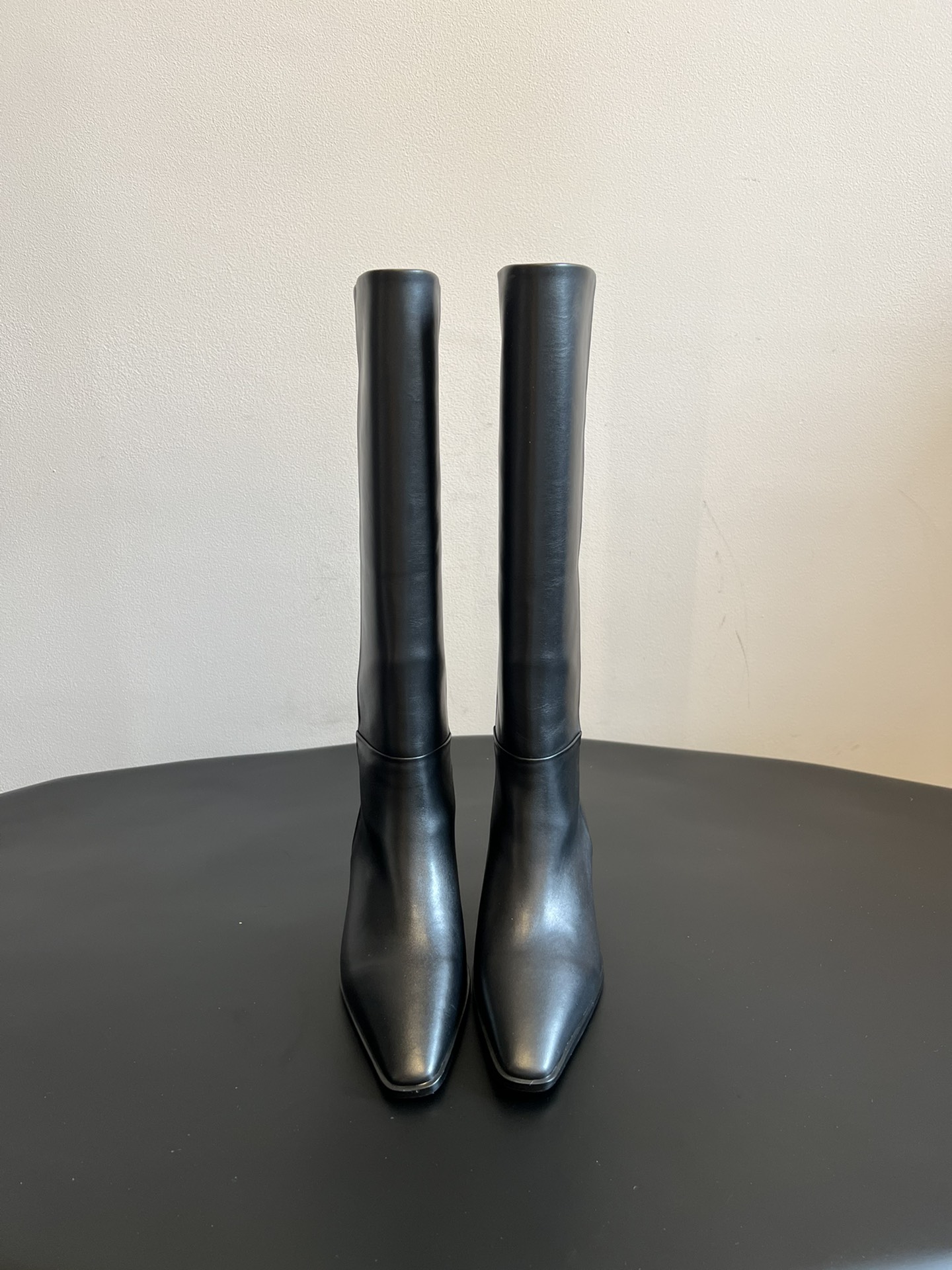 NO:593604,Aeyd* retro pointed-toe boots are high-heeled boots with a higher shaft that can modify the leg line; the heel is designed with a wedge heel, which not only improves height and aura, but also enhances the stability and comfort of walking. The toe is designed with a pointed toe, which has the visual effect of extending the leg line and is full of fashion; the overall design is simple and elegant, without unnecessary decoration, and the style is versatile and can be easily adapted to a variety of wearing styles. Whether it is daily leisure or workplace commuting, it can show a unique fashion taste.  Upper cow suede, lining sheepskin, outsole genuine leather outsole, increased by 5cm, Size 35-40 (custom-made for 40, non-returnable), boots, aeyde, boots, sheepskin, Leather soles19860909Aeyd* 复古尖头长筒靴 属于高跟长靴,靴筒较高,能够修饰腿部线条；鞋跟为坡跟设计,在提升身高和气场的同时,也增强了行走的稳定性与舒适度. 鞋头为尖头设计,具有延伸腿部线条的视觉效果,时尚感十足；整体设计简约大方,没有多余的装饰,风格百搭,可轻松适配多种穿搭风格,无论是日常休闲还是职场通勤都能展现出独特的时尚品味. 鞋面牛反绒 内里羊皮 大底真皮大底 增高5cm Size35-40码（40订做不退换）,靴子,aeyde,boots,sheepskin,Leather soles,Women's Shoes