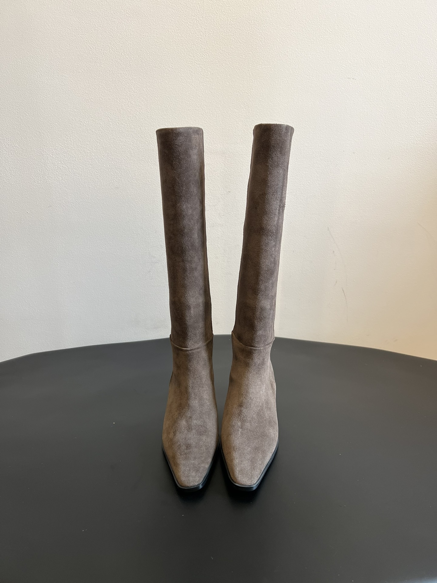 NO:593610,Aeyd* retro pointed-toe boots are high-heeled boots with a higher shaft that can modify the leg line; the heel is designed with a wedge heel, which not only improves height and aura, but also enhances the stability and comfort of walking. The toe is designed with a pointed toe, which has the visual effect of extending the leg line and is full of fashion; the overall design is simple and elegant, without unnecessary decoration, and the style is versatile and can be easily adapted to a variety of wearing styles. Whether it is daily leisure or workplace commuting, it can show a unique fashion taste.  Upper cow suede, lining sheepskin, outsole genuine leather outsole, increased by 5cm, Size 35-40 (custom-made for 40, non-returnable), boots, aeyde, boots, sheepskin, Leather soles19860909Aeyd* 复古尖头长筒靴 属于高跟长靴,靴筒较高,能够修饰腿部线条；鞋跟为坡跟设计,在提升身高和气场的同时,也增强了行走的稳定性与舒适度. 鞋头为尖头设计,具有延伸腿部线条的视觉效果,时尚感十足；整体设计简约大方,没有多余的装饰,风格百搭,可轻松适配多种穿搭风格,无论是日常休闲还是职场通勤都能展现出独特的时尚品味. 鞋面牛反绒 内里羊皮 大底真皮大底 增高5cm Size35-40码（40订做不退换）,靴子,aeyde,boots,sheepskin,Leather soles,Women's Shoes