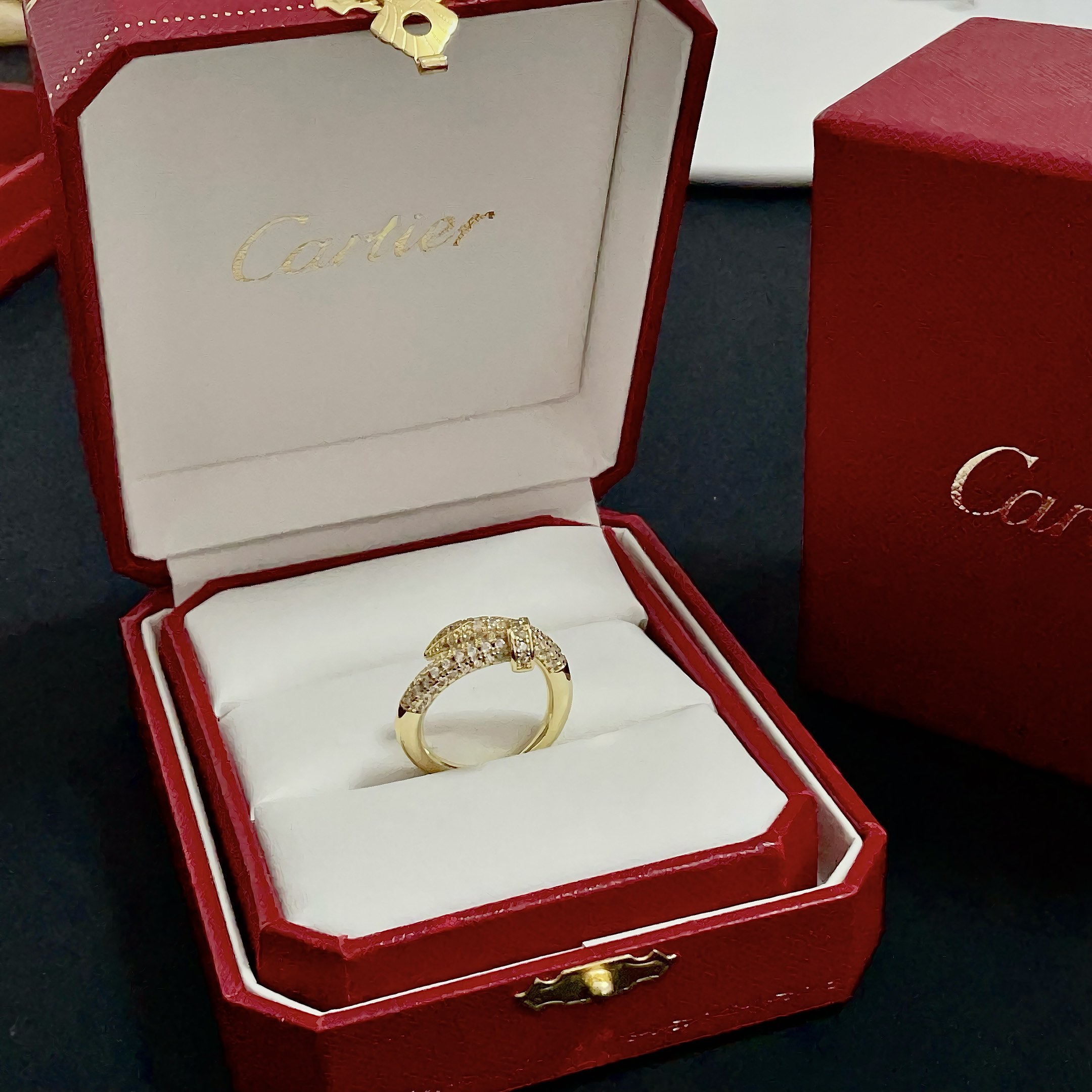 NO:583279,Cartier diamond-set ring, high-end customized version, diamond-set technology, V gold material, classic and fashionable style, using sharp lines to reconstruct the aesthetics of love!  Breaking the rules, the diamond-encrusted design actually achieves the ceiling of high-end sense - no need for flashy accumulation, love should be as pure as ever. Cartier is loved by many celebrities and Internet celebrities. The Leopard series bracelet is absolutely an eternal classic, and it is not limited to men and women, and there is no age limit!  Wear it and you will be the center of attention!  , jewelry boutique, cartier, ring, bracelet19860909卡地亚镶钻戒指 高端定制版本 镶嵌钻工艺 V金材质 经典而时尚风格 用凌厉线条重构爱情美学！打破常规,镶嵌钻设计反而成就高级感天花板——无需浮华堆砌,爱本应纯粹如初 卡地亚受众多明星网红的爱戴 豹子系列手镯 绝对是永恒经典 而且男女不限 年龄不限 ！戴上它你就是焦点！,饰品精品,cartier,ring,bracelet,Jewelry