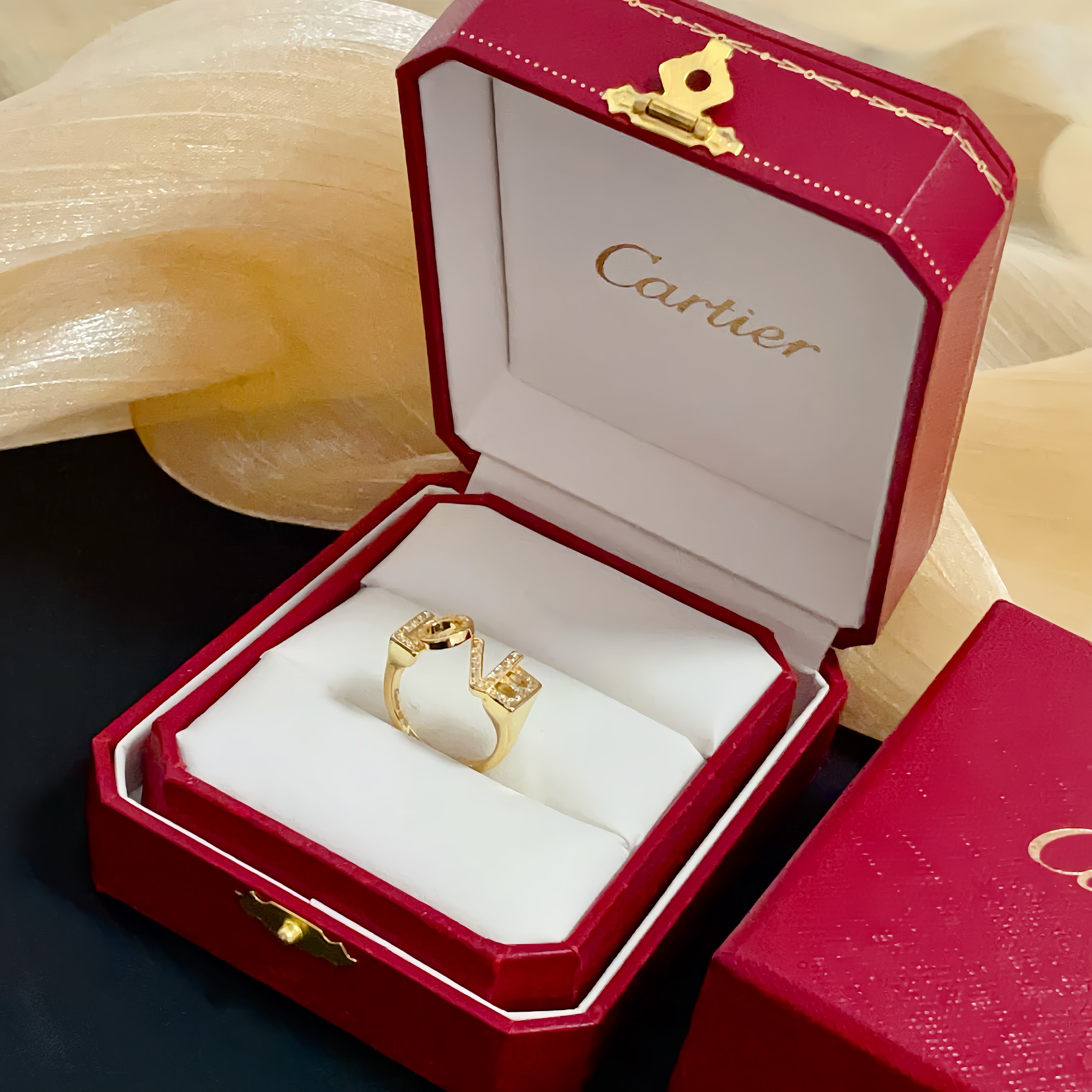 NO:583280,Cartier diamond-set ring, high-end customized version, diamond-set technology, V gold material, classic and fashionable style, using sharp lines to reconstruct the aesthetics of love!  Breaking the rules, the diamond-encrusted design actually achieves the ceiling of high-end sense - no need for flashy accumulation, love should be as pure as ever. Cartier is loved by many celebrities and Internet celebrities. The Leopard series bracelet is absolutely an eternal classic, and it is not limited to men and women, and there is no age limit!  Wear it and you will be the center of attention!  , jewelry boutique, cartier, ring, bracelet19860909卡地亚镶钻戒指 高端定制版本 镶嵌钻工艺 V金材质 经典而时尚风格 用凌厉线条重构爱情美学！打破常规,镶嵌钻设计反而成就高级感天花板——无需浮华堆砌,爱本应纯粹如初 卡地亚受众多明星网红的爱戴 豹子系列手镯 绝对是永恒经典 而且男女不限 年龄不限 ！戴上它你就是焦点！,饰品精品,cartier,ring,bracelet,Jewelry