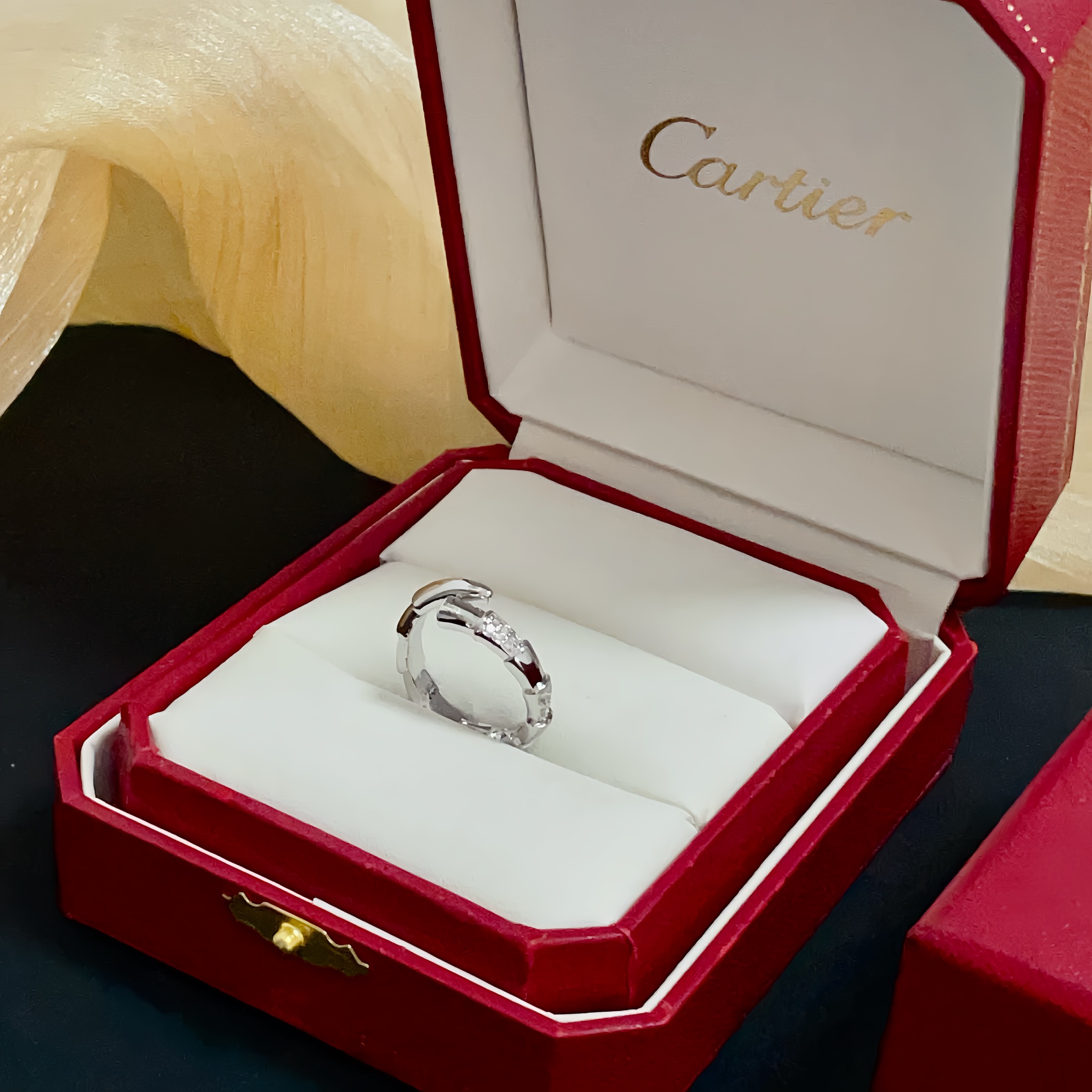 NO:583282,Cartier diamond-set ring, high-end customized version, diamond-set technology, V gold material, classic and fashionable style, using sharp lines to reconstruct the aesthetics of love!  Breaking the rules, the diamond-encrusted design actually achieves the ceiling of high-end sense - no need for flashy accumulation, love should be as pure as ever. Cartier is loved by many celebrities and Internet celebrities. The Leopard series bracelet is absolutely an eternal classic, and it is not limited to men and women, and there is no age limit!  Wear it and you will be the center of attention!  , jewelry boutique, cartier, ring, bracelet19860909卡地亚镶钻戒指 高端定制版本 镶嵌钻工艺 V金材质 经典而时尚风格 用凌厉线条重构爱情美学！打破常规,镶嵌钻设计反而成就高级感天花板——无需浮华堆砌,爱本应纯粹如初 卡地亚受众多明星网红的爱戴 豹子系列手镯 绝对是永恒经典 而且男女不限 年龄不限 ！戴上它你就是焦点！,饰品精品,cartier,ring,bracelet,Jewelry