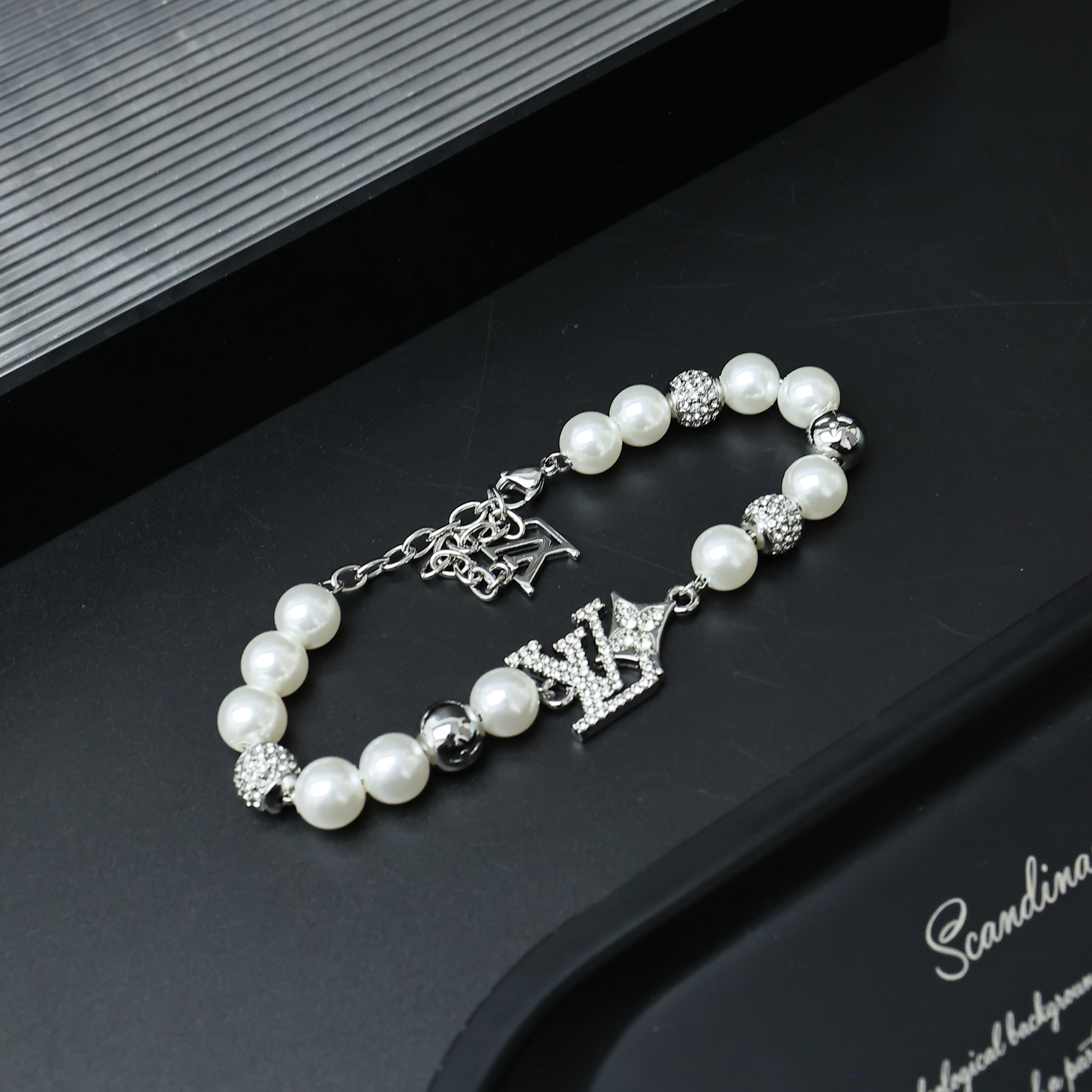 DANDY PEARLS LVDandy Pearls Pharrell Williams