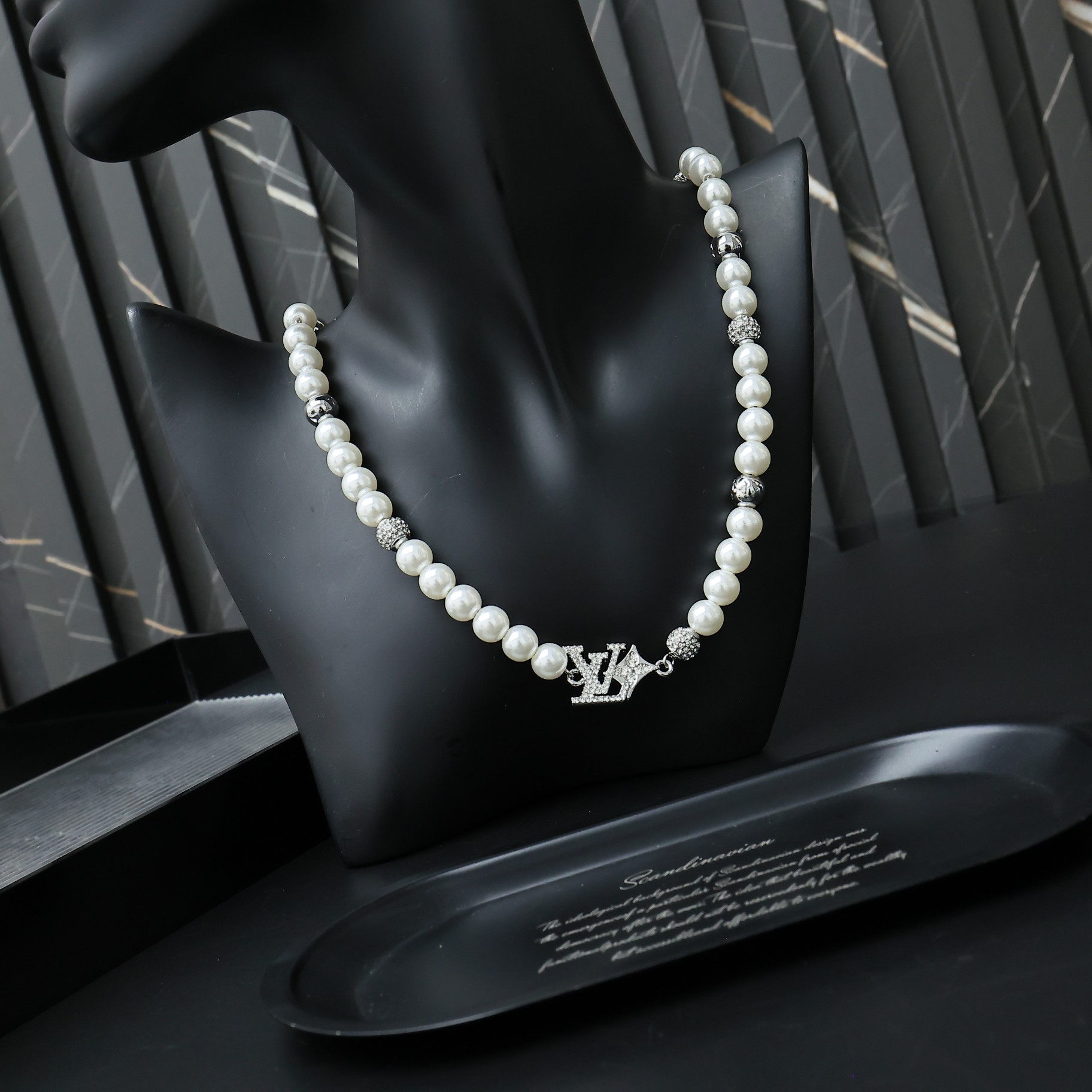 DANDY PEARLS LVDandy Pearls Pharrell Williams