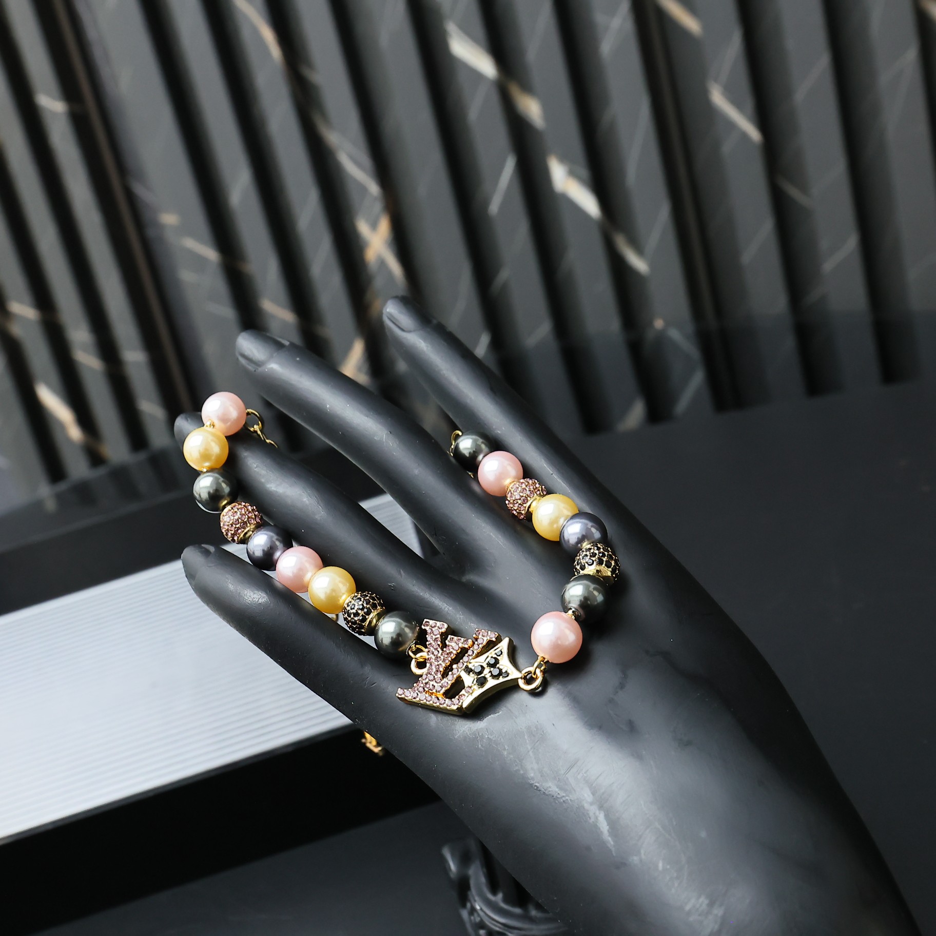 DANDY PEARLS LVDandy Pearls Pharrell Williams