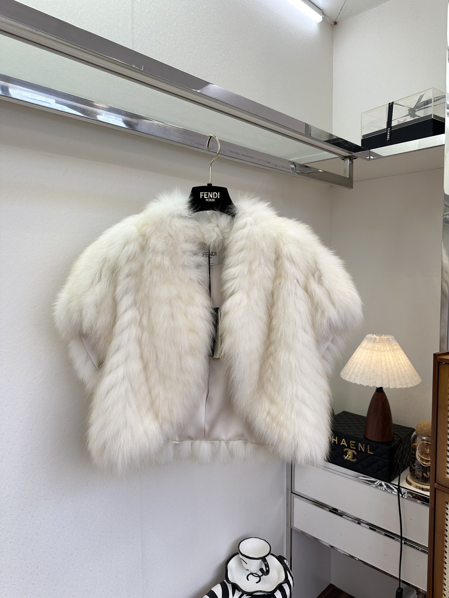 NO:689548,25 F Yujie, the fox fur braided off-shoulder wide vest in the style of a pure heroine is here. The imported fox fur is braided. The hair is soft and slender. It can sway out with temperament and nobility as you step. ●SIZE one size fits all. ●, Fendi-clothing, fendi,1986090925 F 御姐 纯欲大女主范儿的狐狸毛编织落肩阔版马甲来啦 进口鸿狐狸毛编织 毛发轻柔 细长 随着步伐也能摇曳出气质与贵气 ●SIZE 均码 ●,芬迪-服装,fendi,,Women's clothing