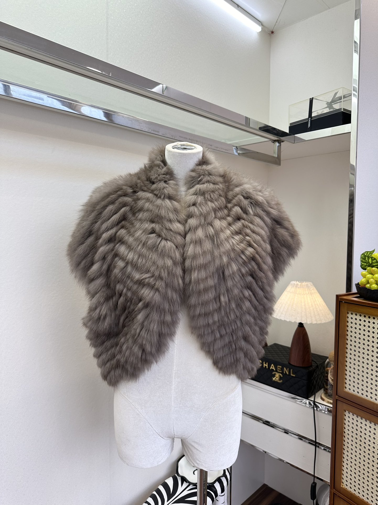 NO:689550,25 F Yujie, the fox fur braided off-shoulder wide vest in the style of a pure heroine is here. The imported fox fur is braided. The hair is soft and slender. It can sway out with temperament and nobility as you step. ●SIZE one size fits all. ●, Fendi-clothing, fendi,1986090925 F 御姐 纯欲大女主范儿的狐狸毛编织落肩阔版马甲来啦 进口鸿狐狸毛编织 毛发轻柔 细长 随着步伐也能摇曳出气质与贵气 ●SIZE 均码 ●,芬迪-服装,fendi,,Women's clothing