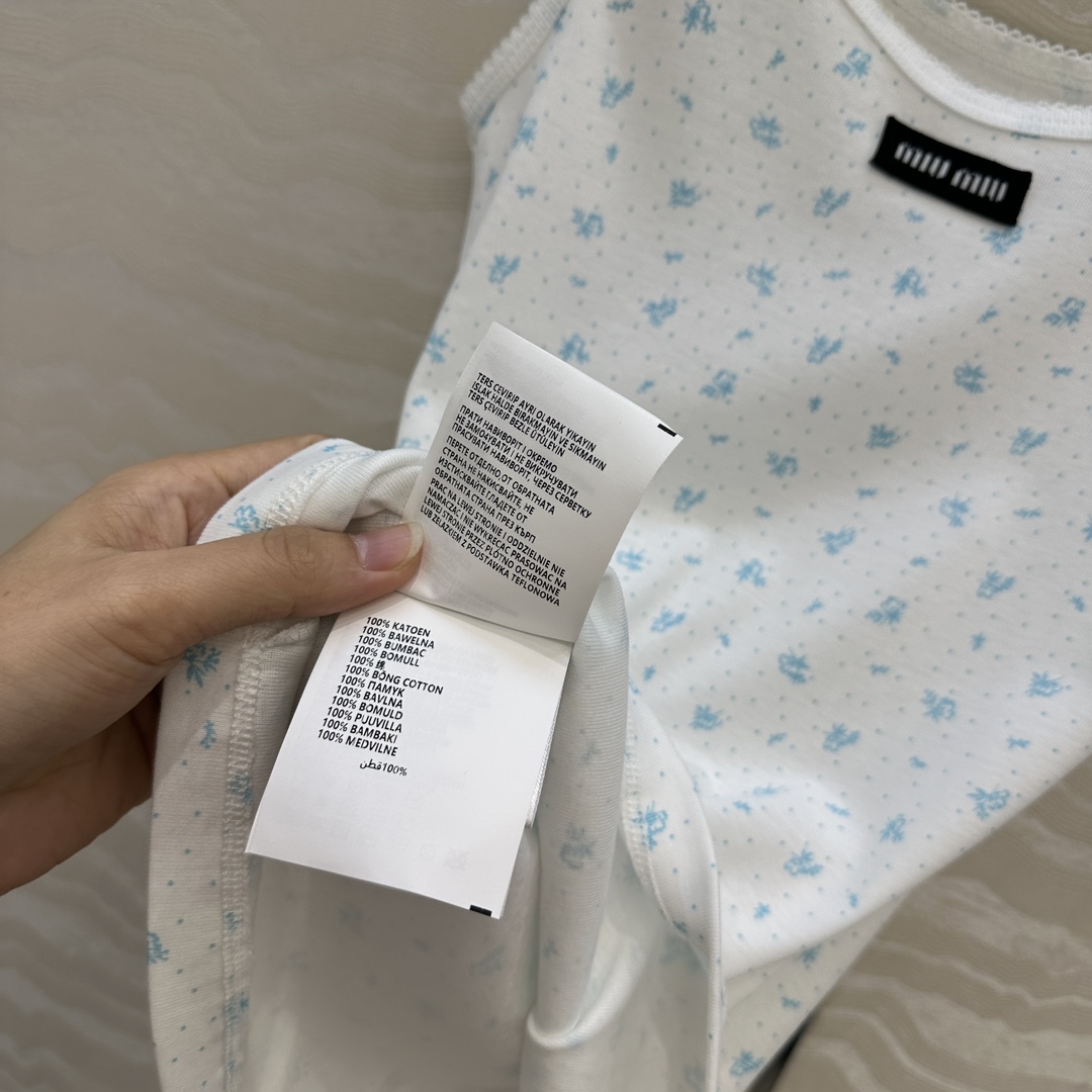 独家首发❤️原单品质，miu系少女穿搭！holiday系列田园小碎花纯棉小背心，超级叠搭神器，小花边领设