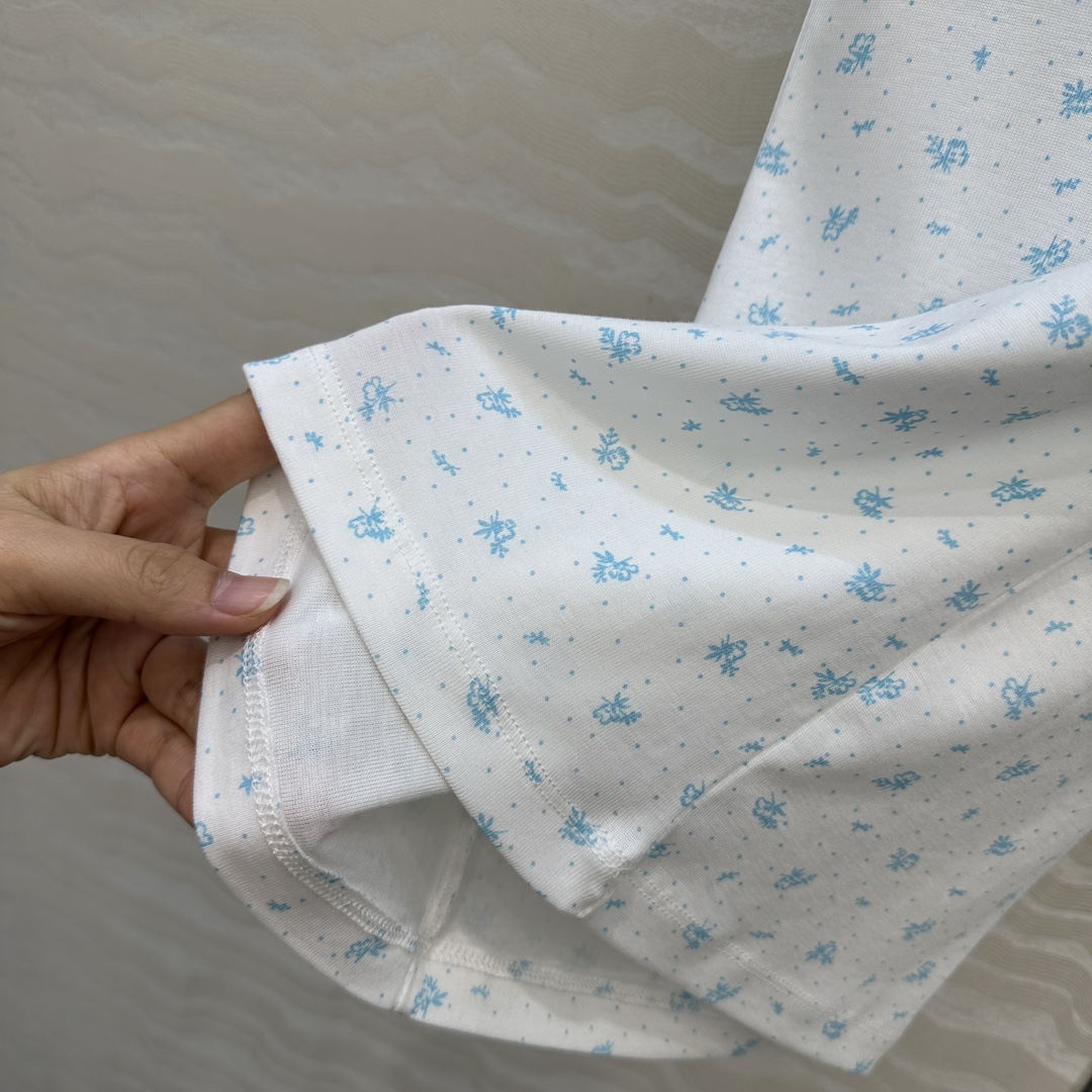 独家首发❤️原单品质，miu系少女穿搭！holiday系列田园小碎花纯棉小背心，超级叠搭神器，小花边领设