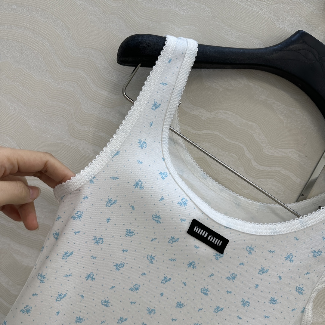 独家首发❤️原单品质，miu系少女穿搭！holiday系列田园小碎花纯棉小背心，超级叠搭神器，小花边领设