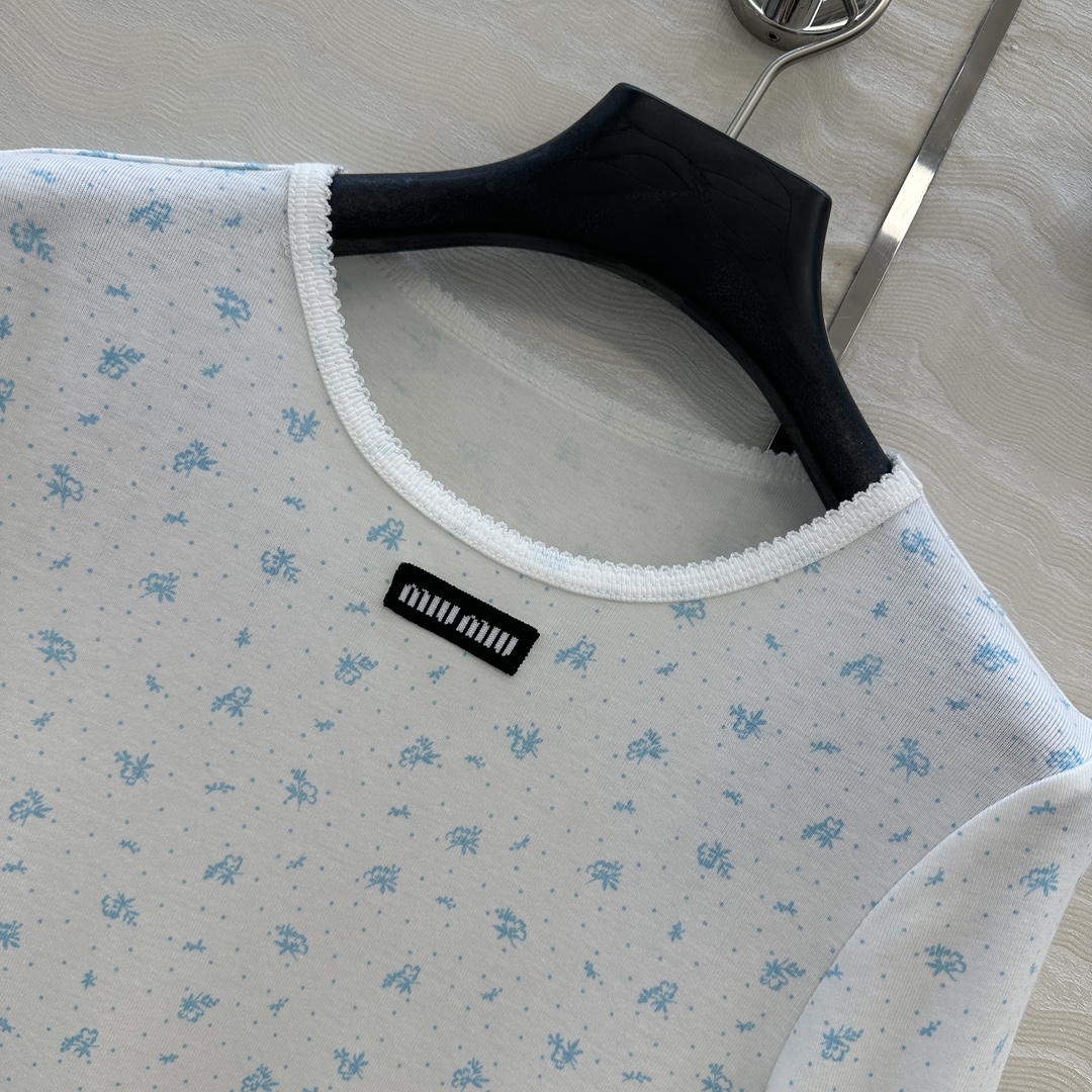 独家首发❤️原单品质，miu系少女穿搭！holiday系列田园小碎花纯棉长T裙，小花边领设计可爱少女风。