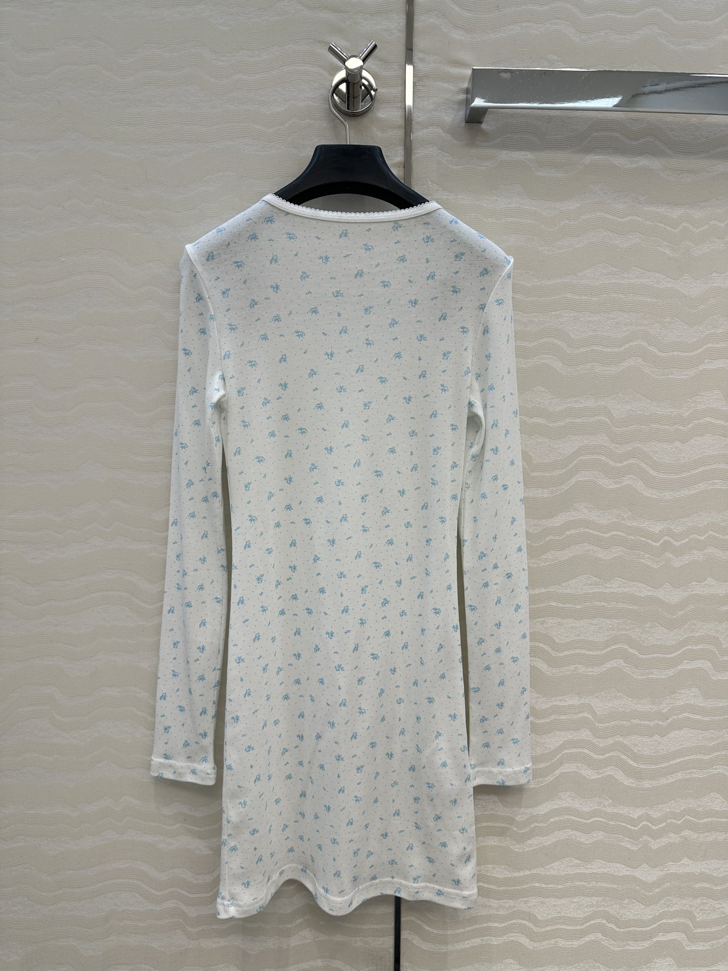 独家首发❤️原单品质，miu系少女穿搭！holiday系列田园小碎花纯棉长T裙，小花边领设计可爱少女风。