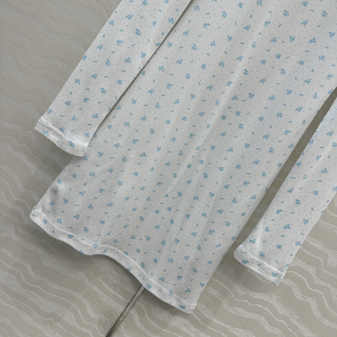 独家首发❤️原单品质，miu系少女穿搭！holiday系列田园小碎花纯棉长T裙，小花边领设计可爱少女风。