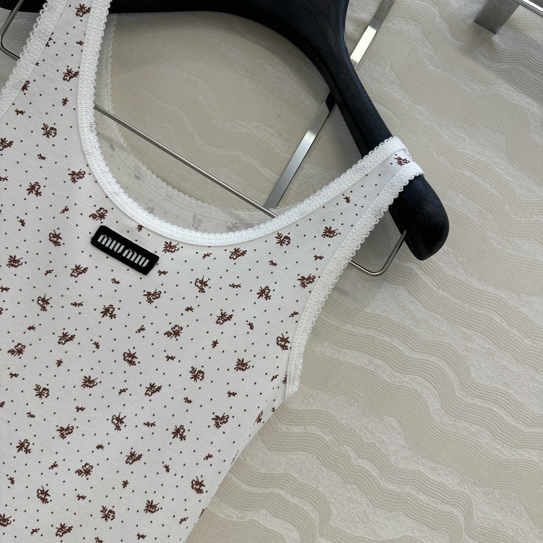 独家首发❤️原单品质，miu系少女穿搭！holiday系列田园小碎花纯棉小背心，超级叠搭神器，小花边领设