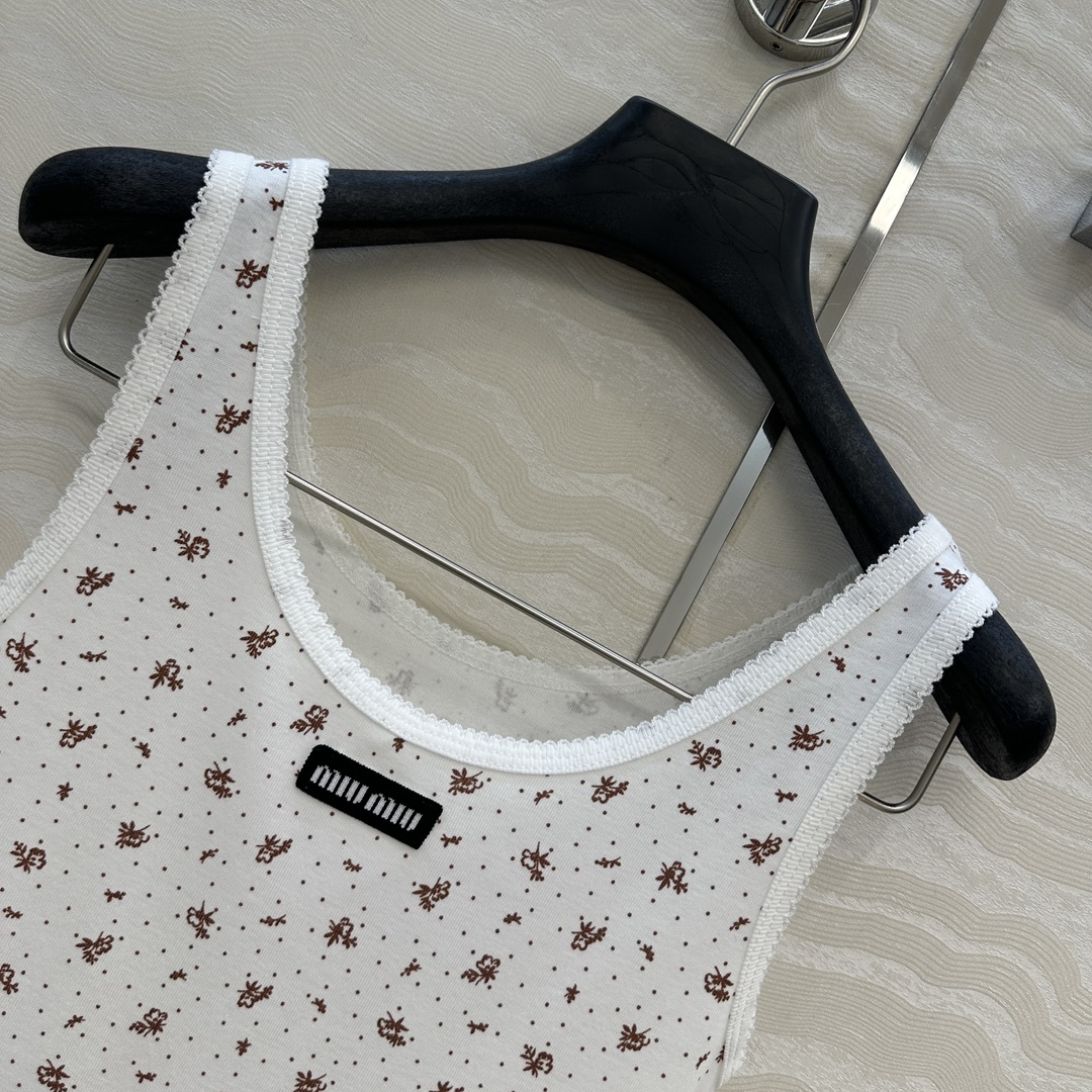 独家首发❤️原单品质，miu系少女穿搭！holiday系列田园小碎花纯棉小背心，超级叠搭神器，小花边领设